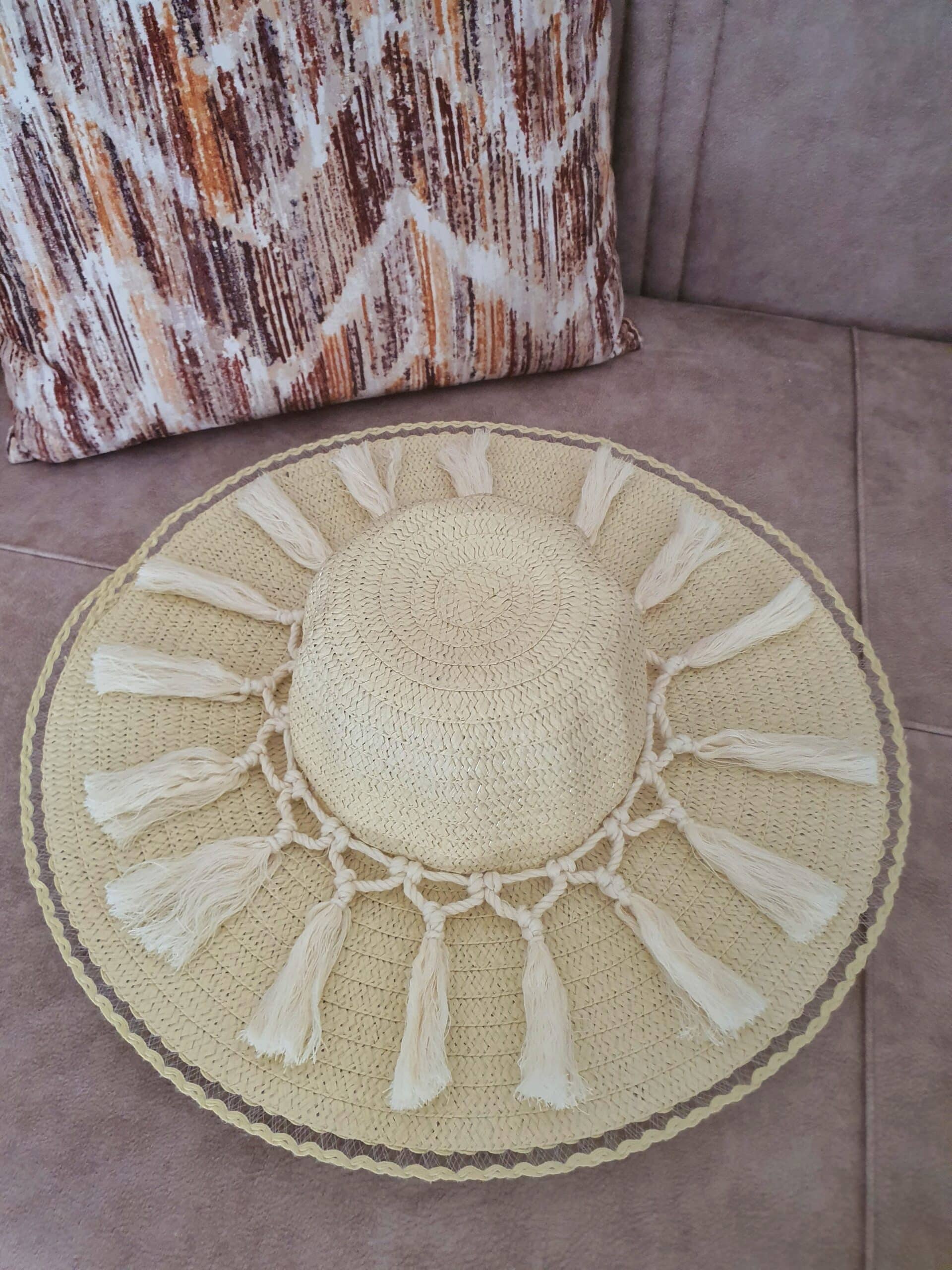 Chapeau de paille naturelle décoré en macramé