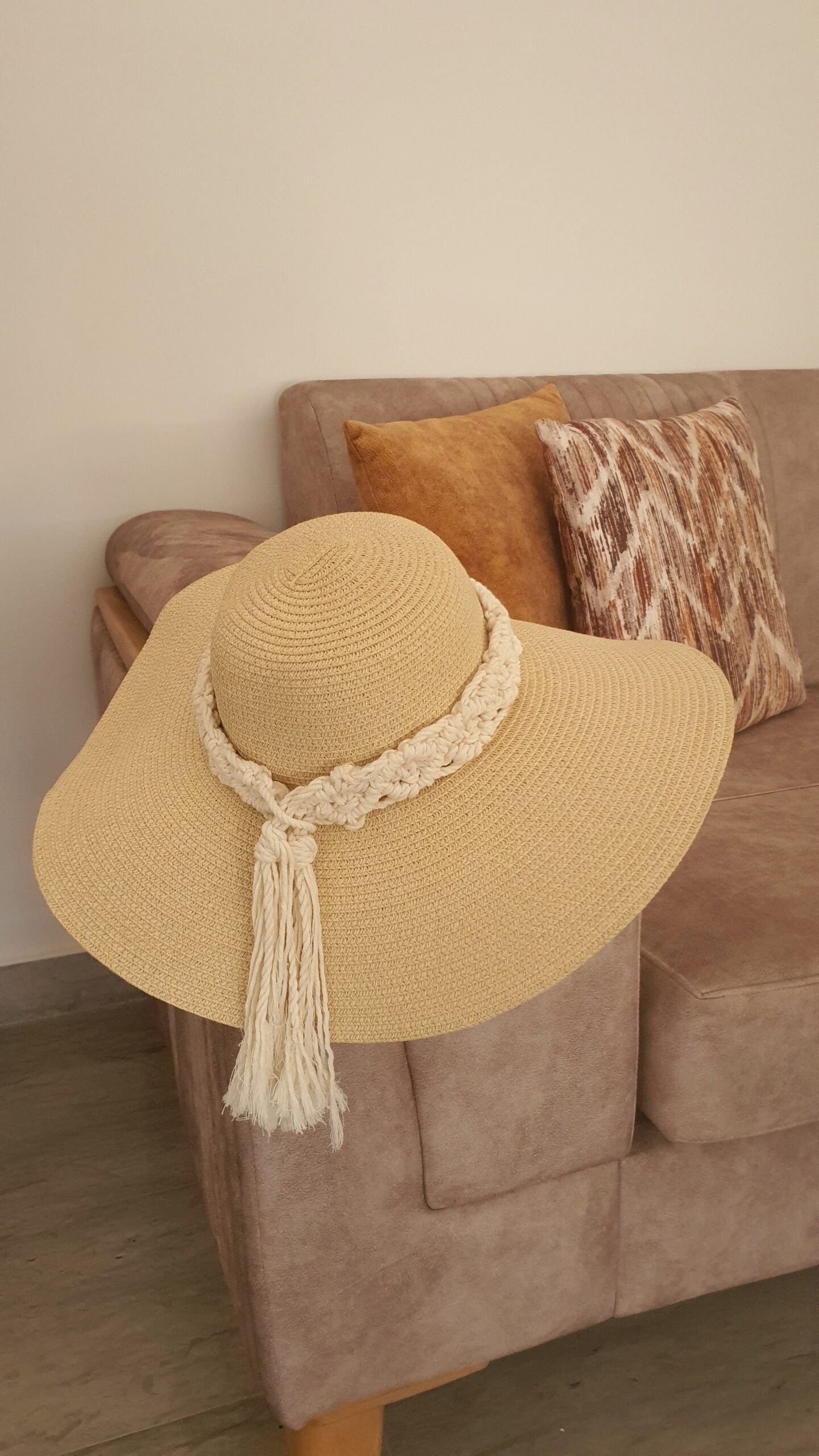 Chapeau de paille décoré en macramé