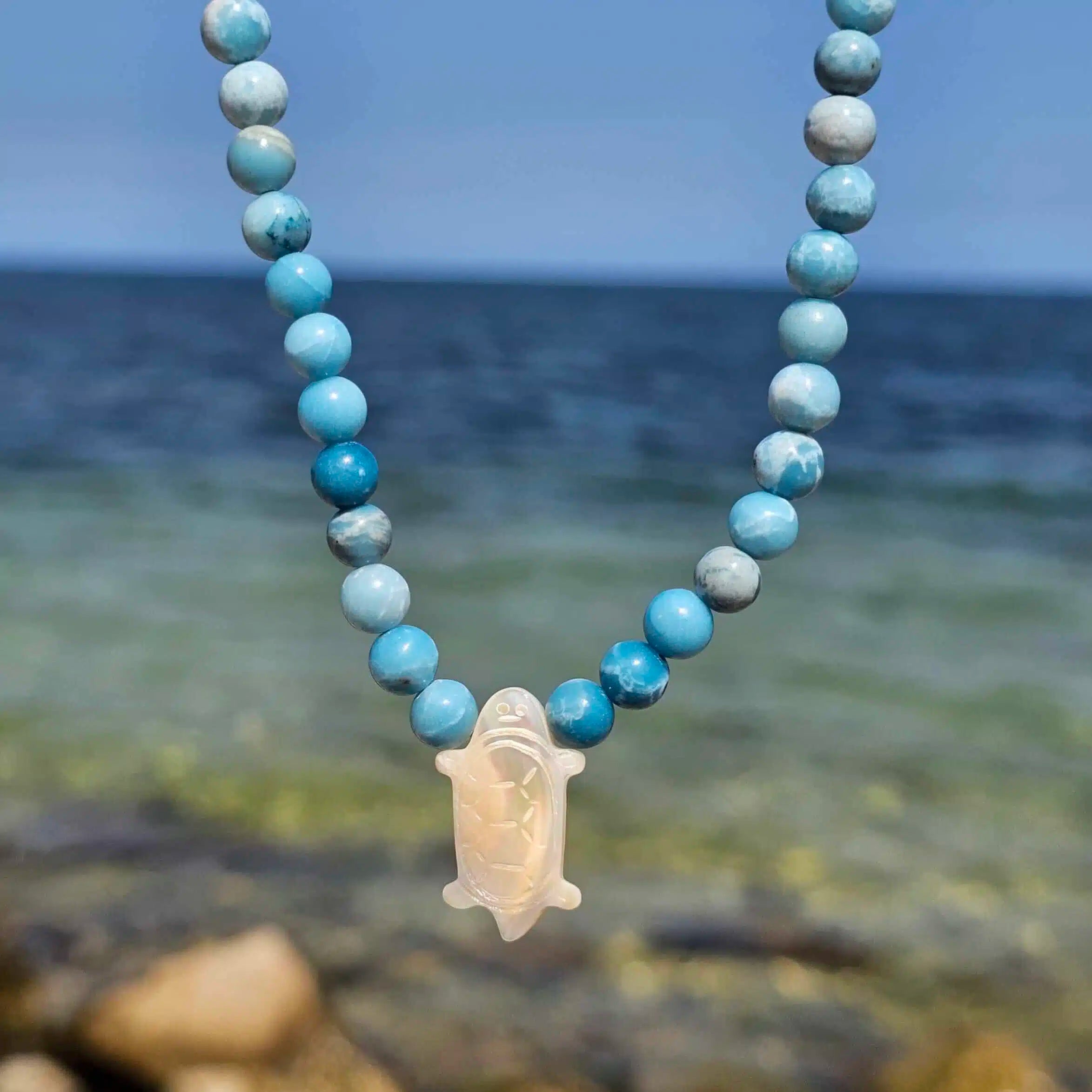collier apaisant en larimar bleu et nacre artisanale