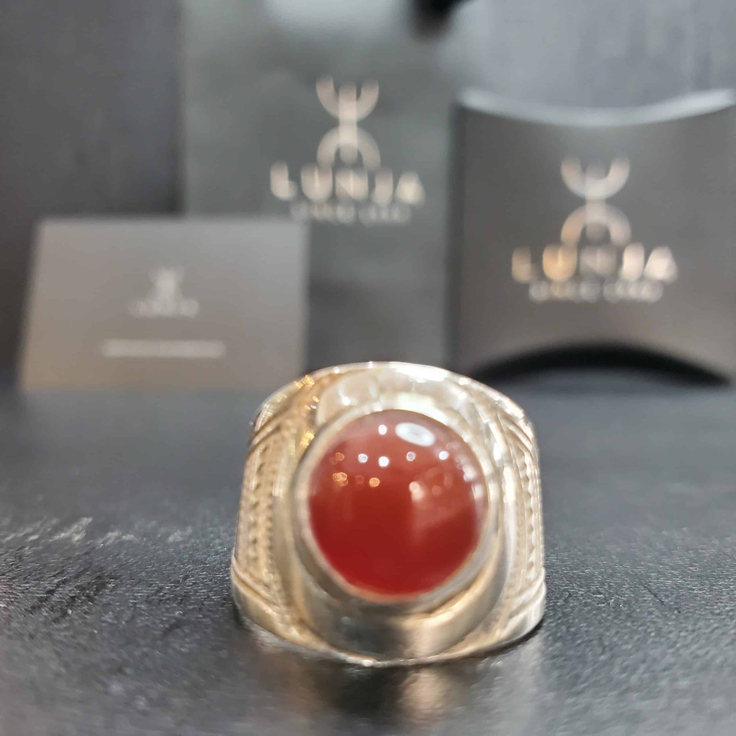 Bague en agate rouge sertie en argent massif (Taille 55/56)