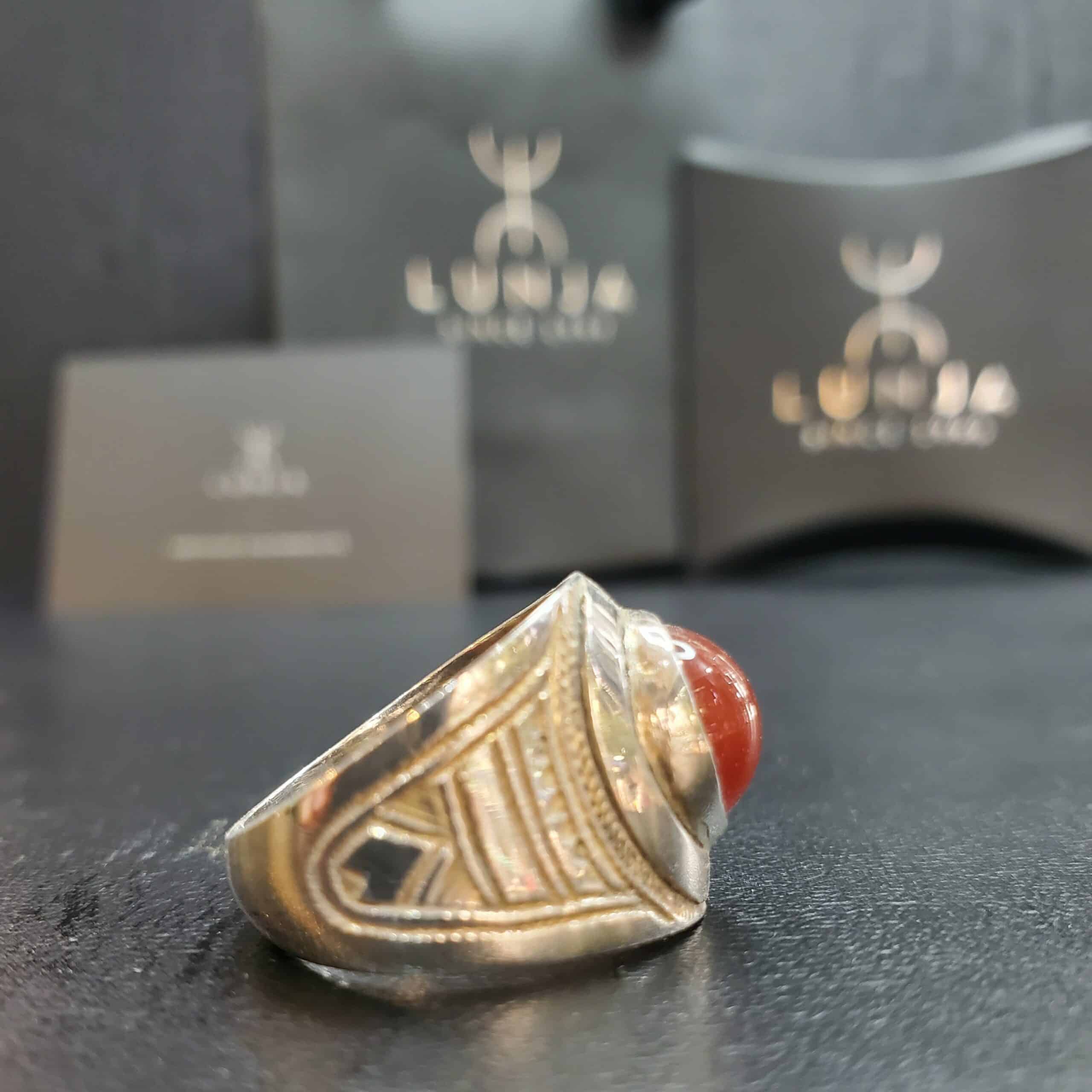 Bague en agate rouge sertie en argent massif (Taille 55/56)