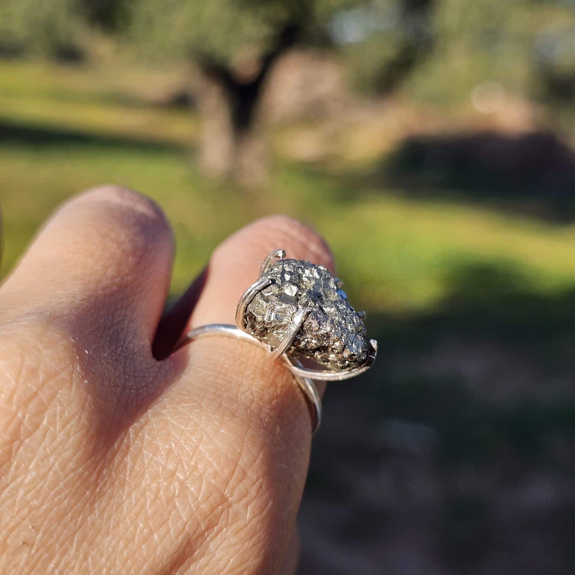 Bague en argent avec pyrite brute (ajustable) - Élégance et énergie positive