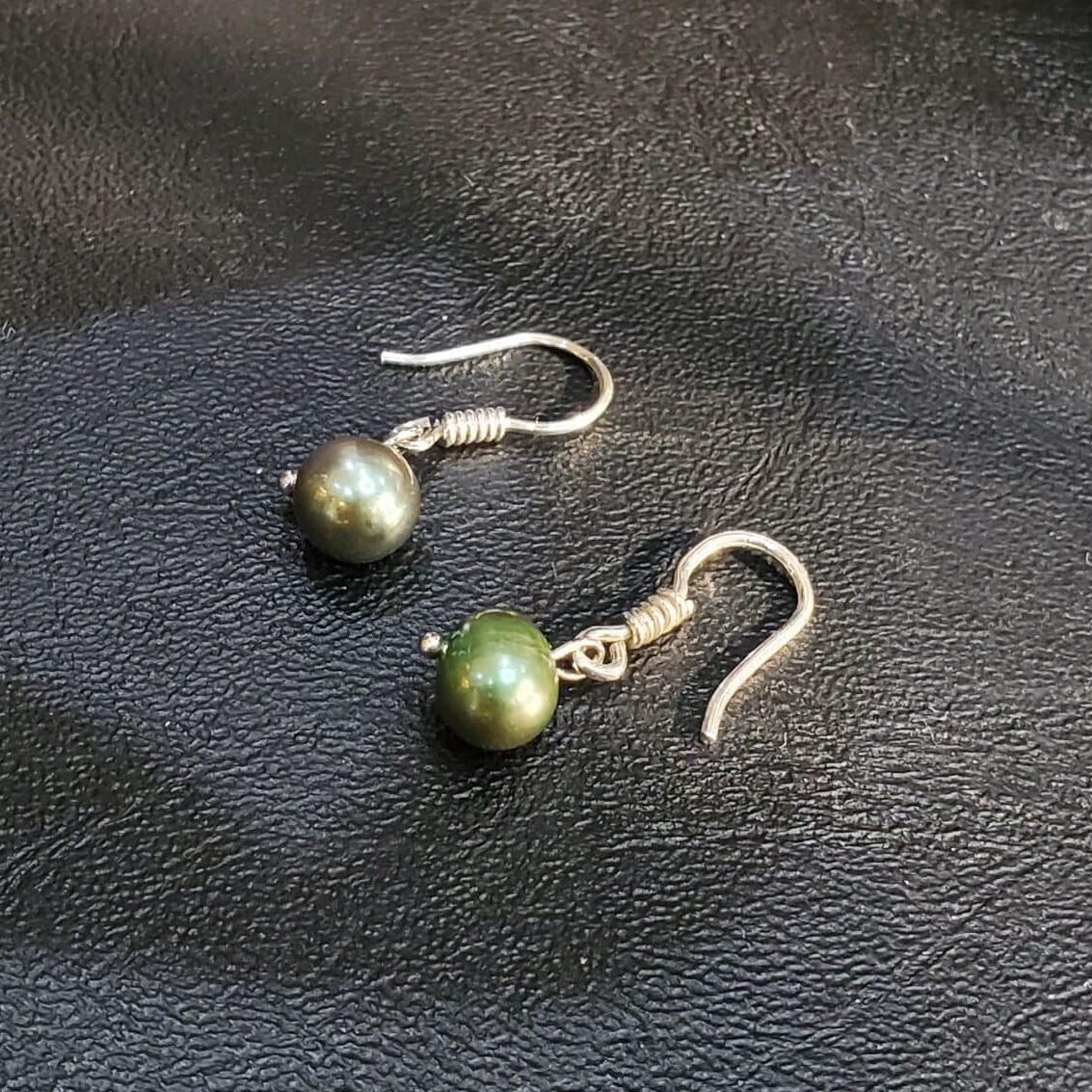 Boucles d’oreilles en argent 925 avec perles de culture naturelles – (Vertes et Grises)