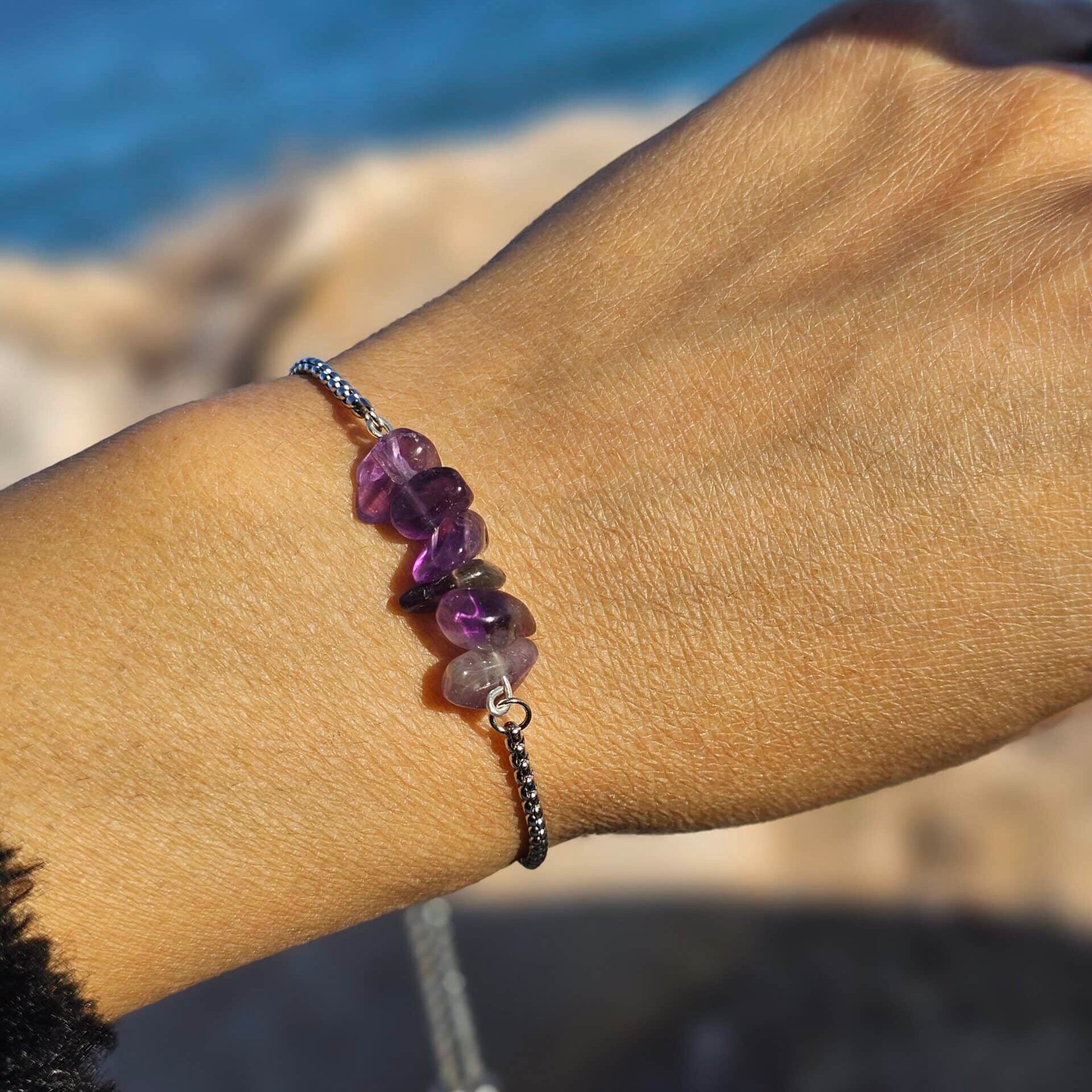 Bracelet ajustable en acier inoxydable et améthyste naturelle – Bijou énergétique et élégant