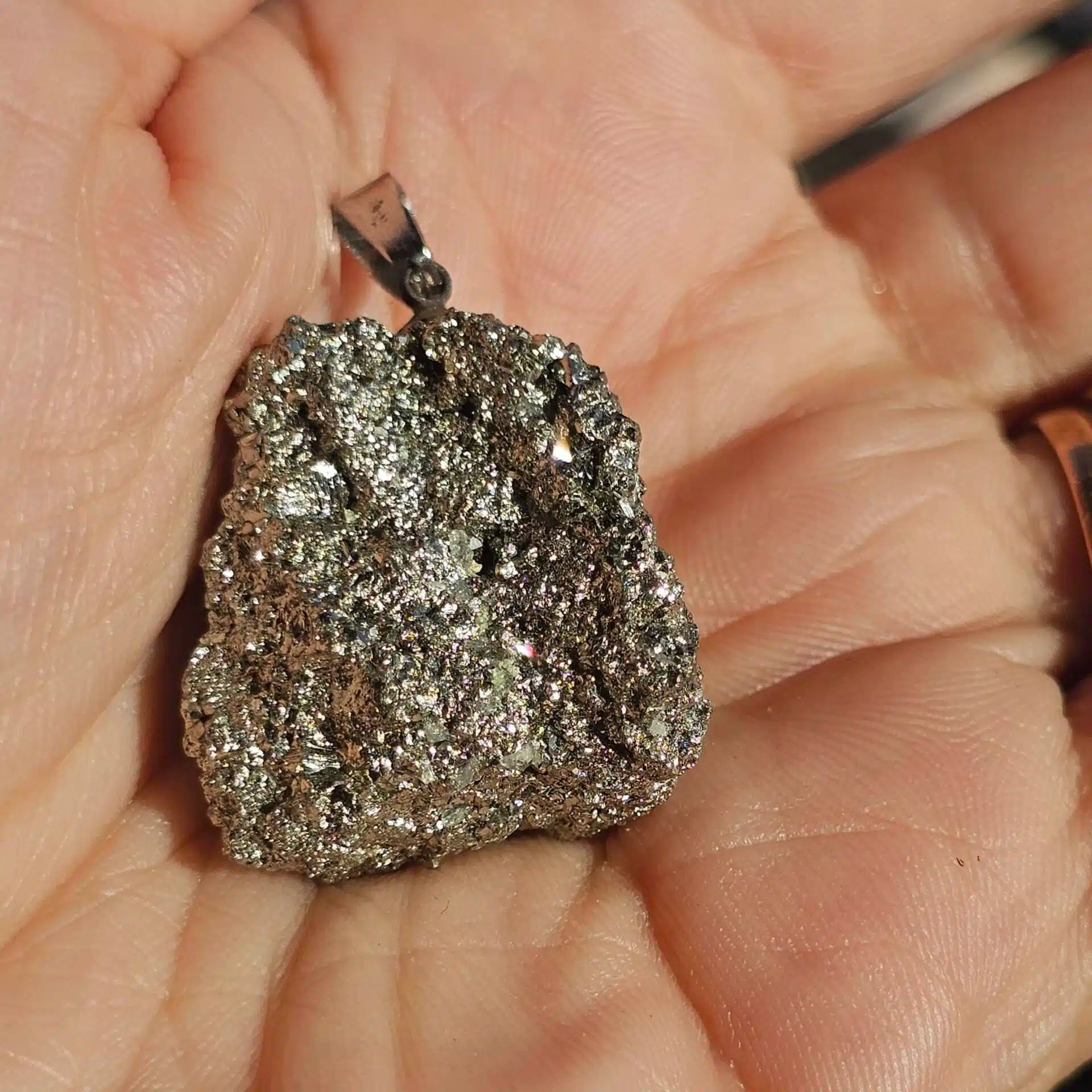 Pendentif pyrite brute – Bijou unique et naturel de 26 g (Sans collier)
