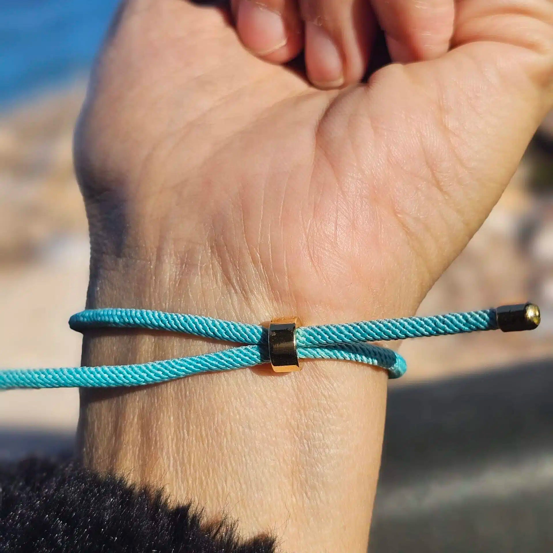 Bracelet en fil bleu ciel et vraie Turquoise – Ajustable (jusqu'à 19 cm)
