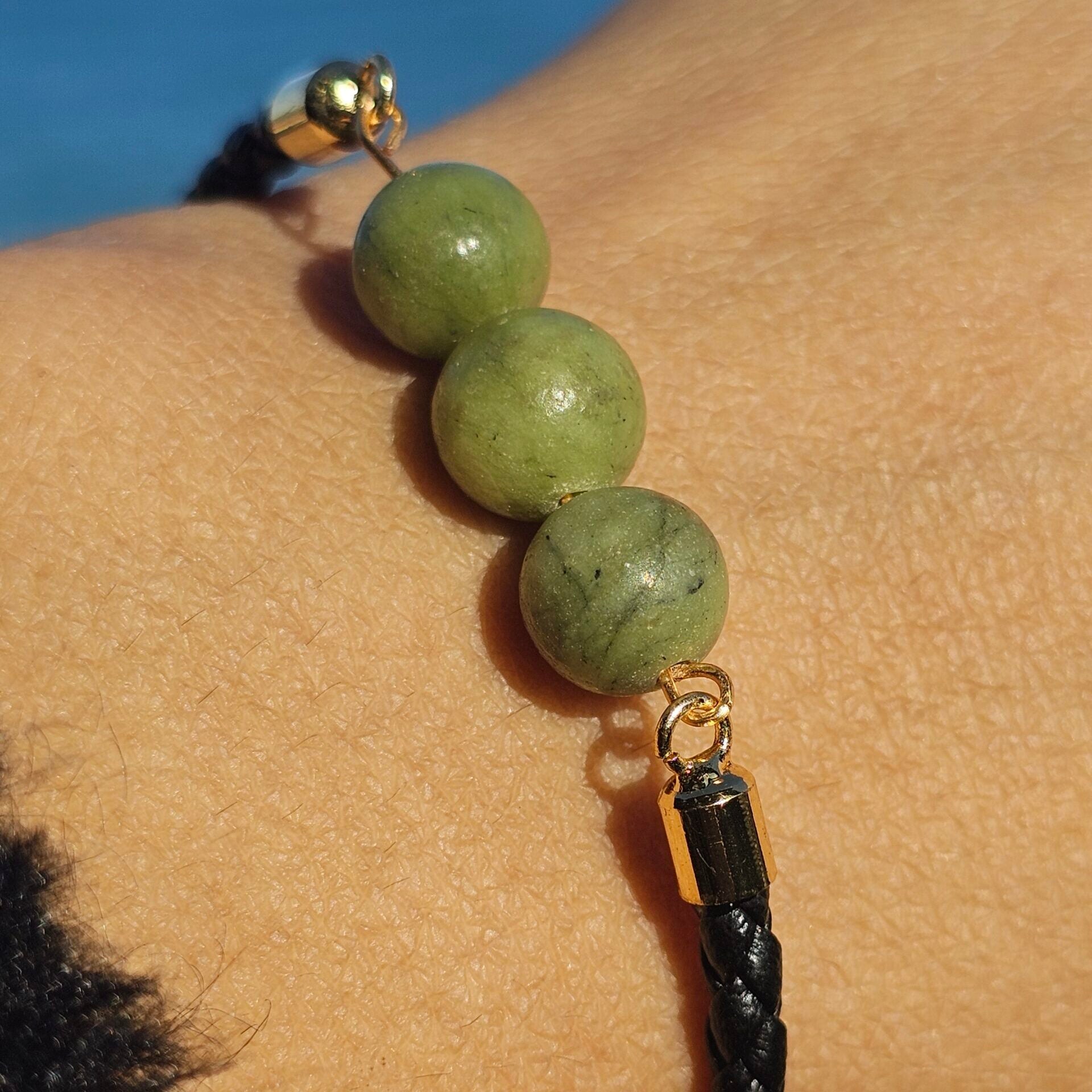 Bracelet ajustable en fil noir avec 3 boules de jade vert 6 mm (Système coulissant adapté à toute taille)