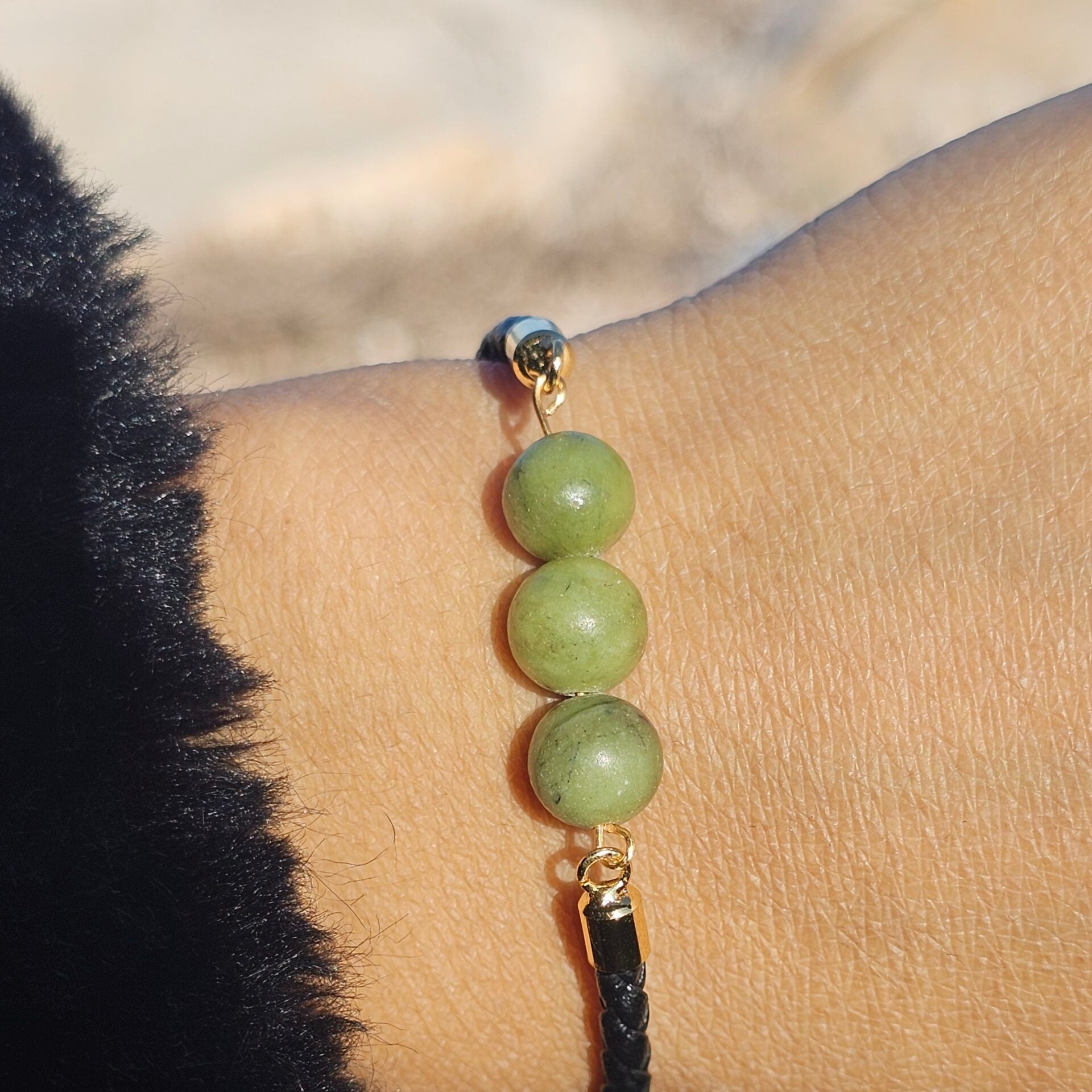 Bracelet ajustable en fil noir avec 3 boules de jade vert 6 mm (Système coulissant adapté à toute taille)