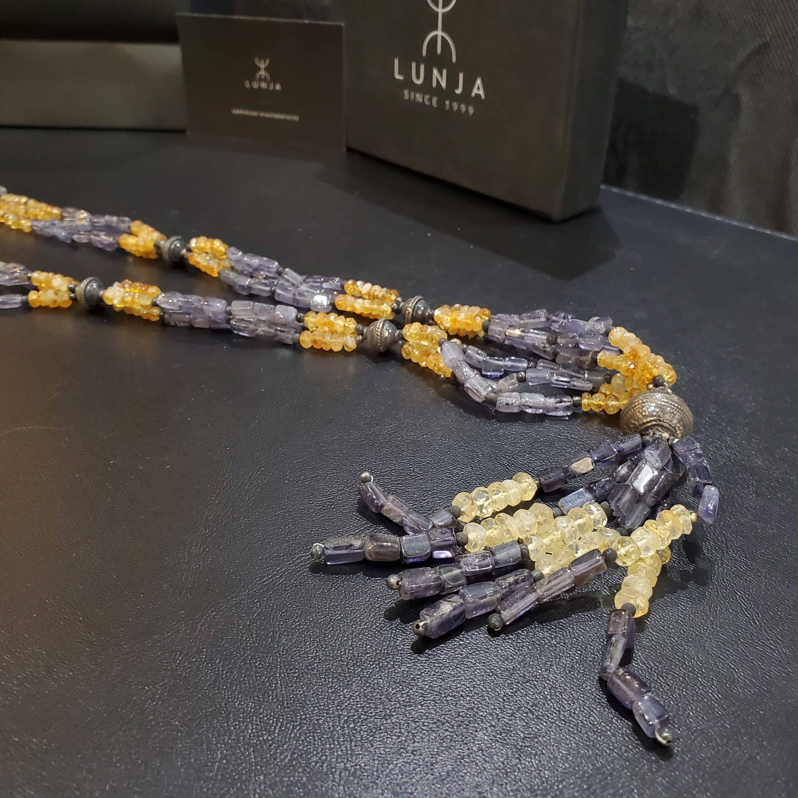 Collier sautoir d’améthyste et de citrine entrelacées de motifs en argent sculpté (80 cm)