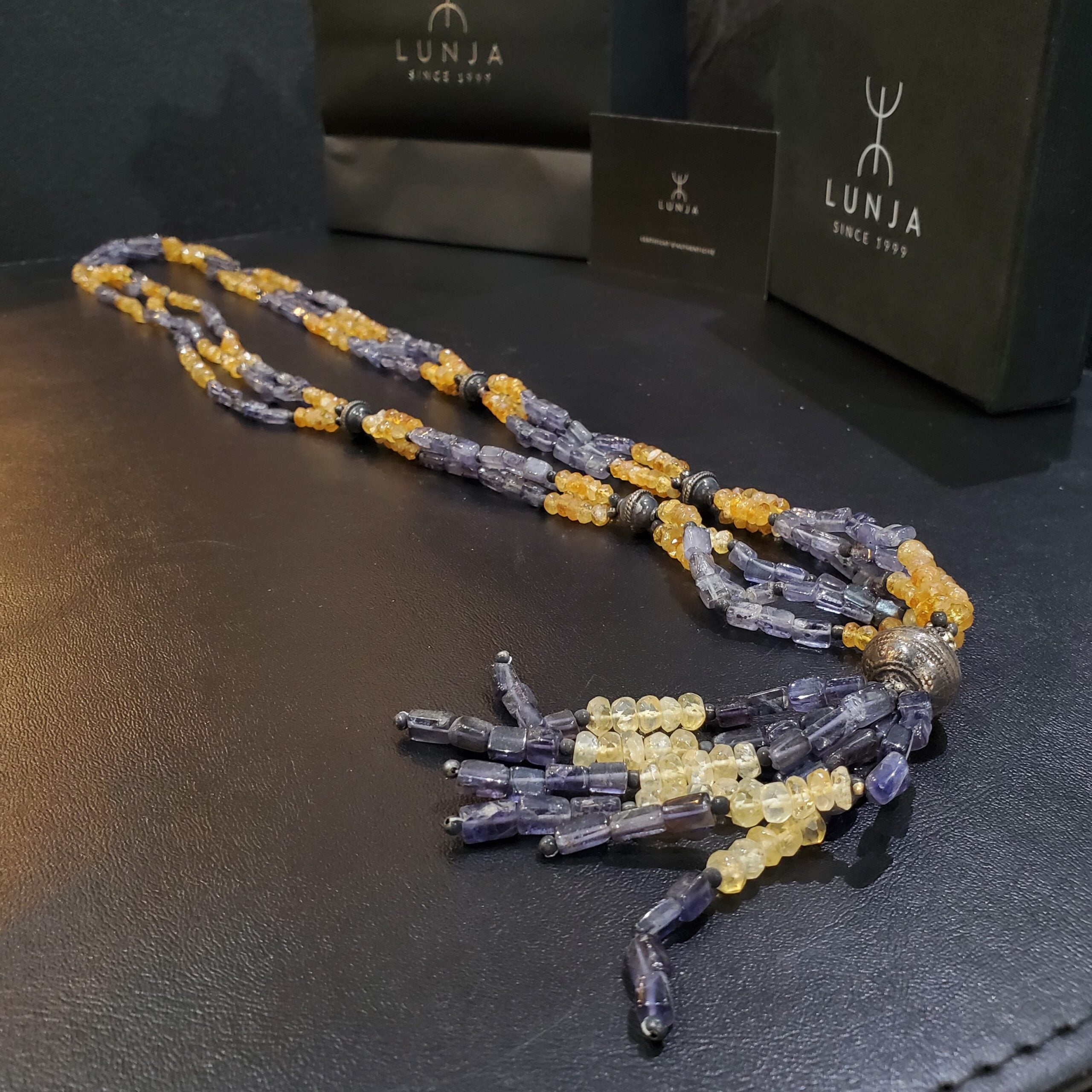 Collier sautoir d’améthyste et de citrine entrelacées de motifs en argent sculpté (80 cm)