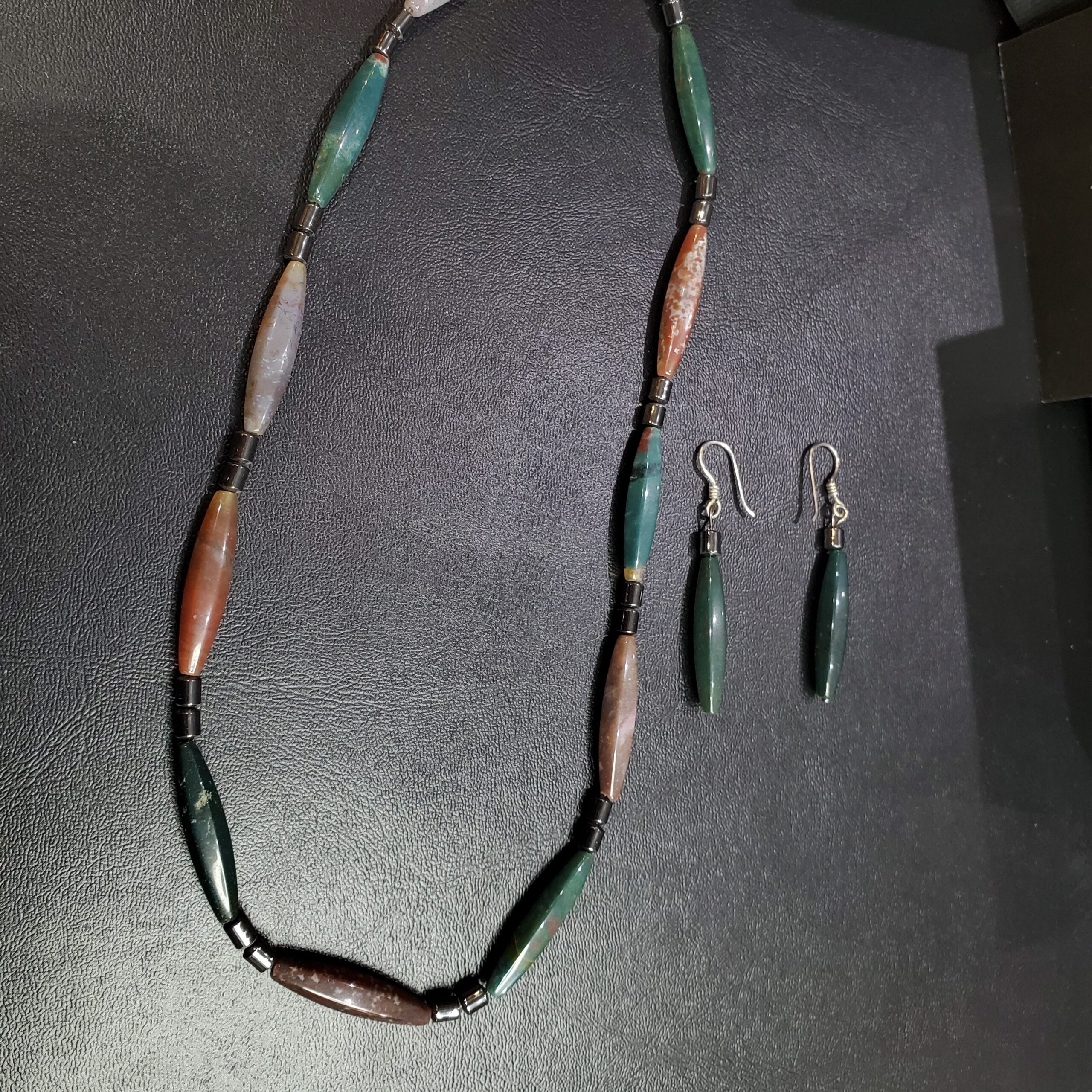 Boucles d’oreilles et collier en agate