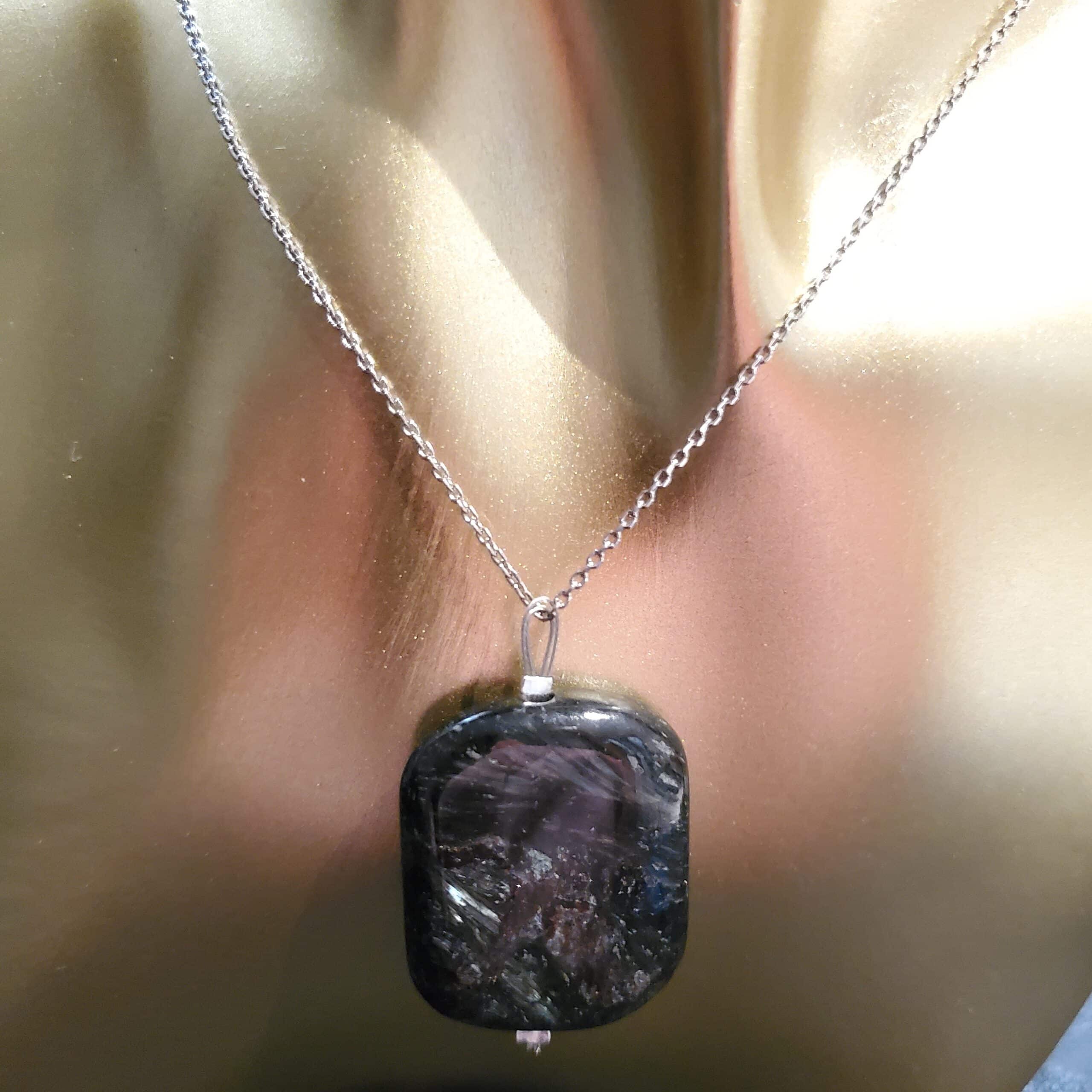 Collier en argent 925 avec arfvedsonite naturelle