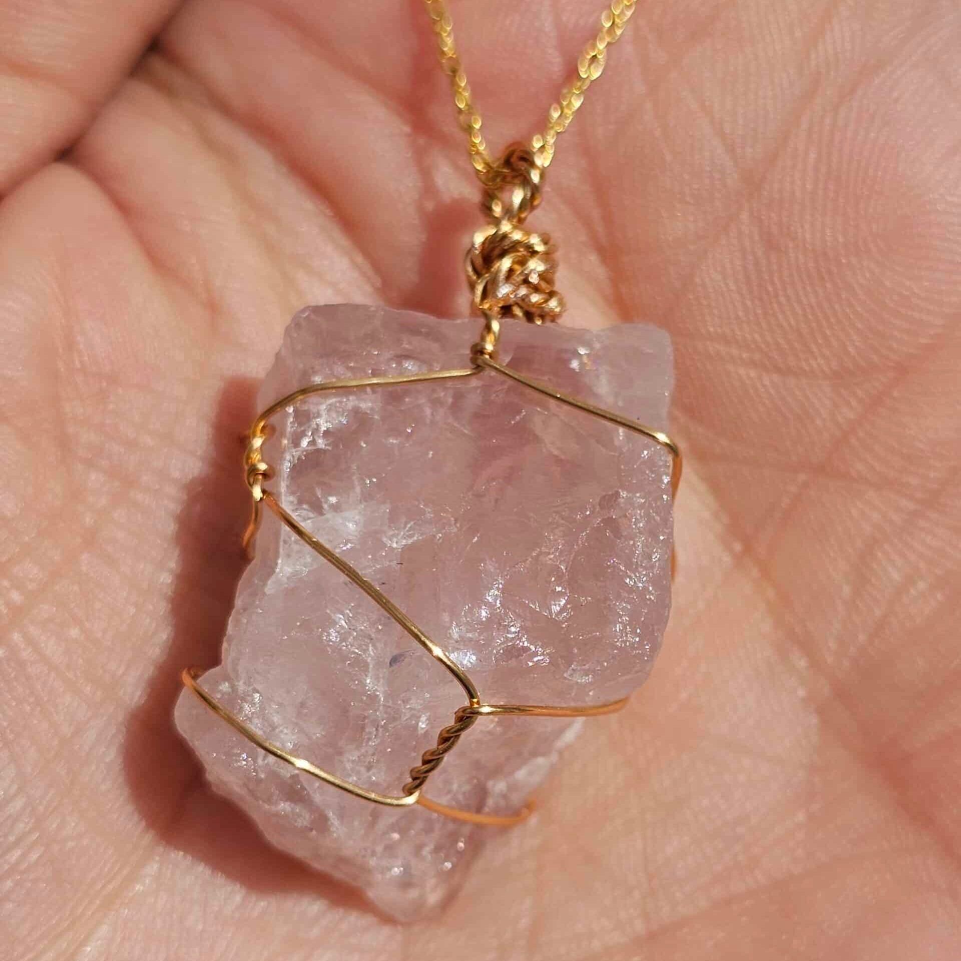 Collier en argent 925 plaqué or avec pendentif en quartz rose brut (50 cm)