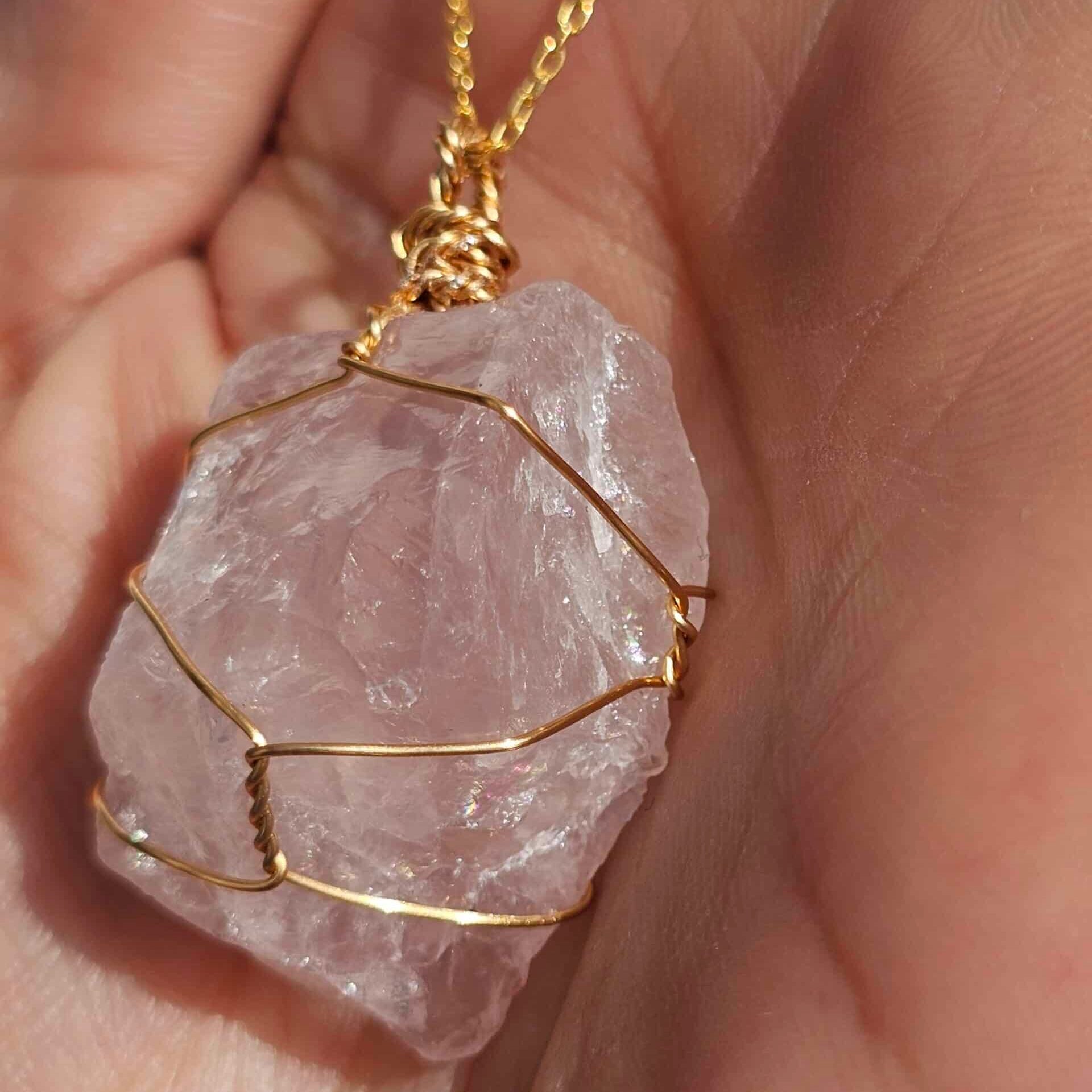 Collier en argent 925 plaqué or avec pendentif en quartz rose brut (50 cm)