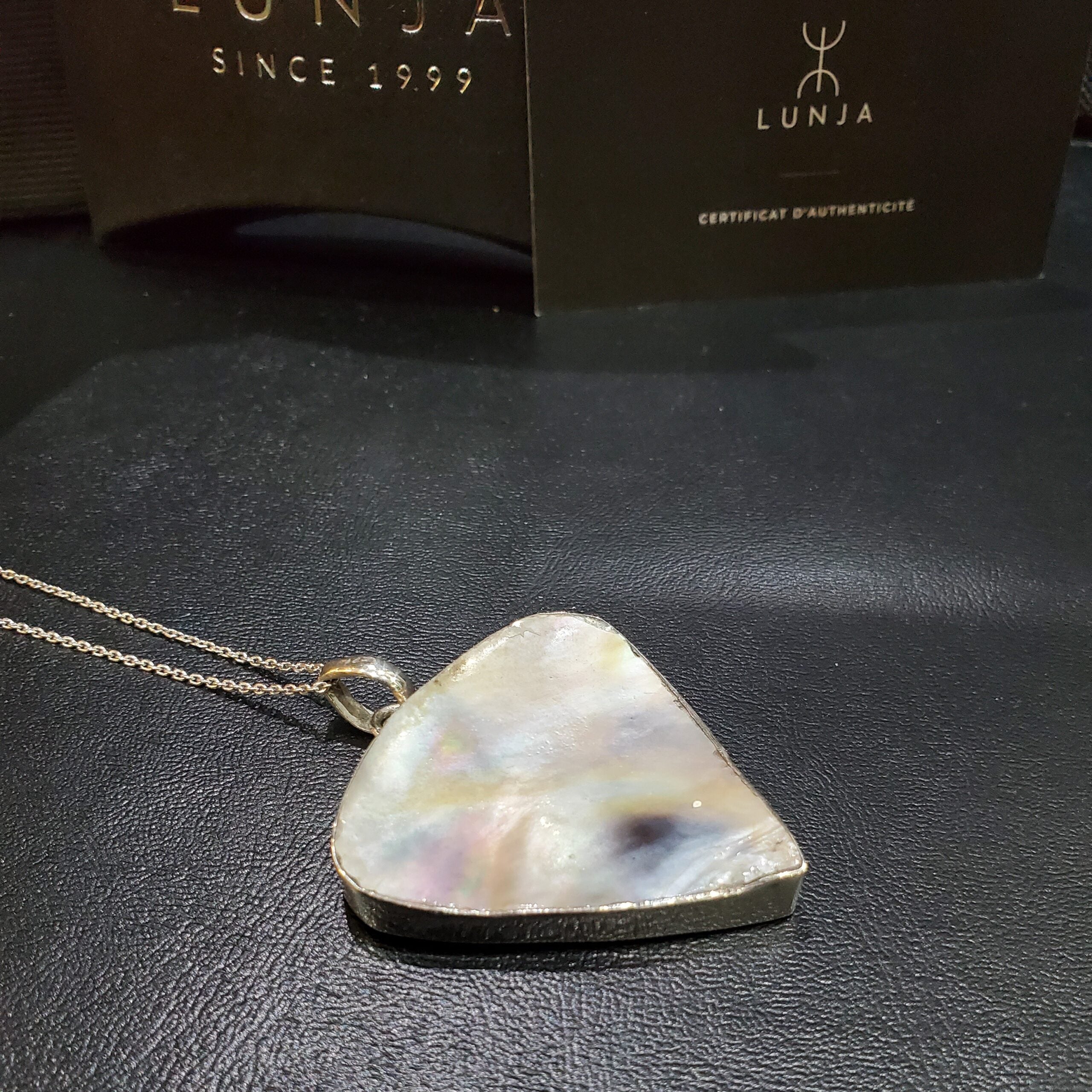 Collier en argent 925 avec médaillon en nacré naturelle disponible en 2 tailles (45 cm)