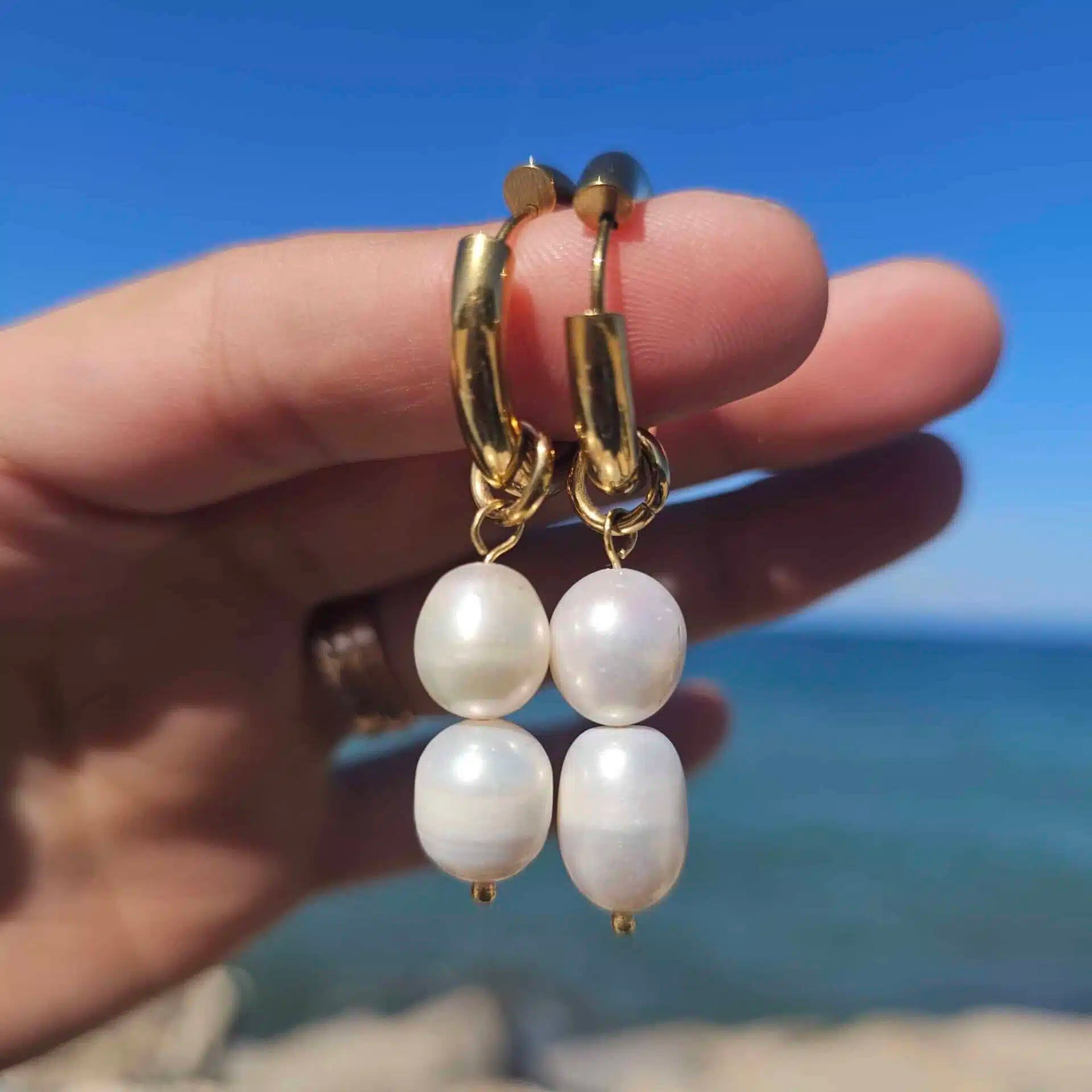 Boucles d'oreilles ronds en acier inoxydable plaqué en or 18 k avec des vraies perles d'eau douce