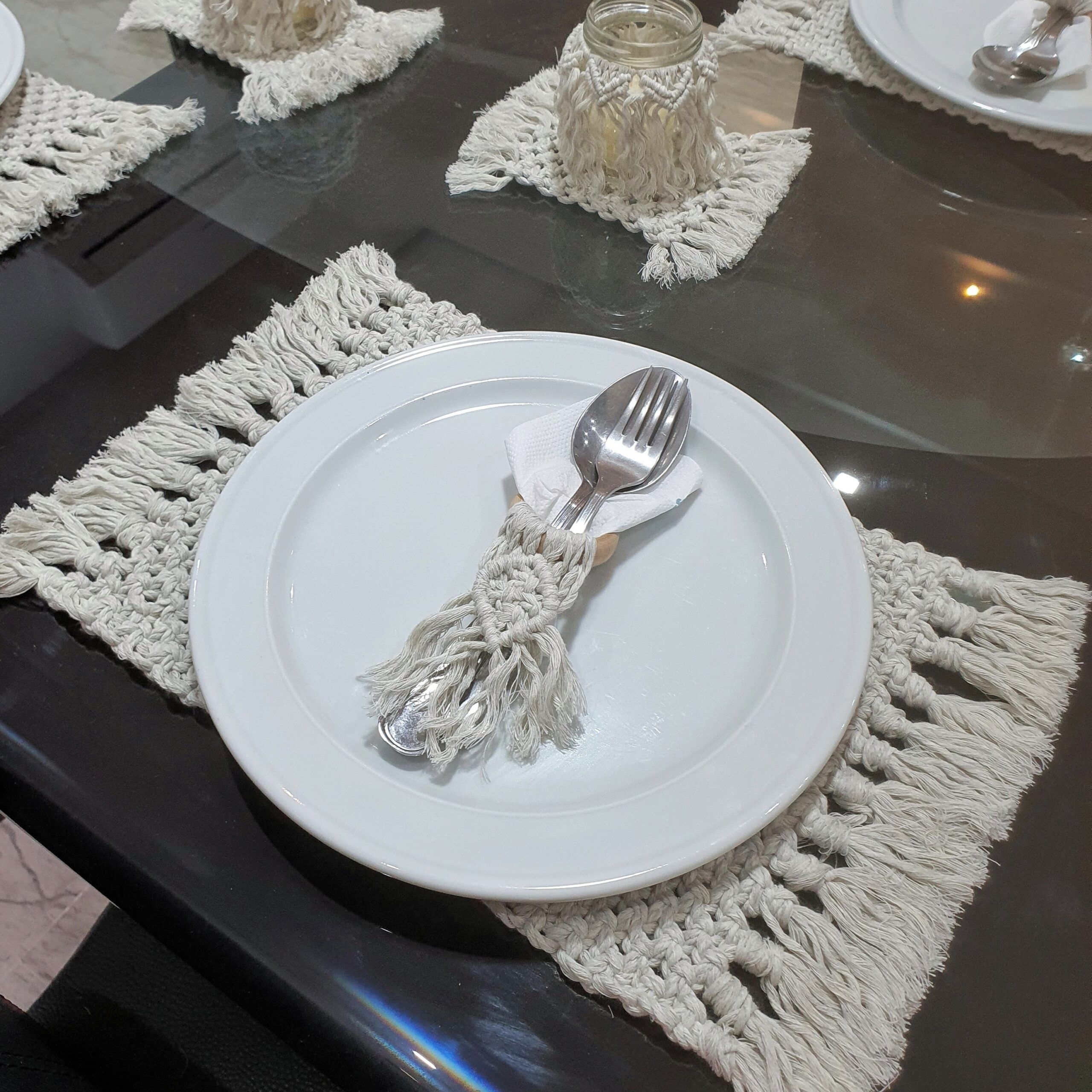 Sous-plat macramé élégant avec porte-serviette pour table chic