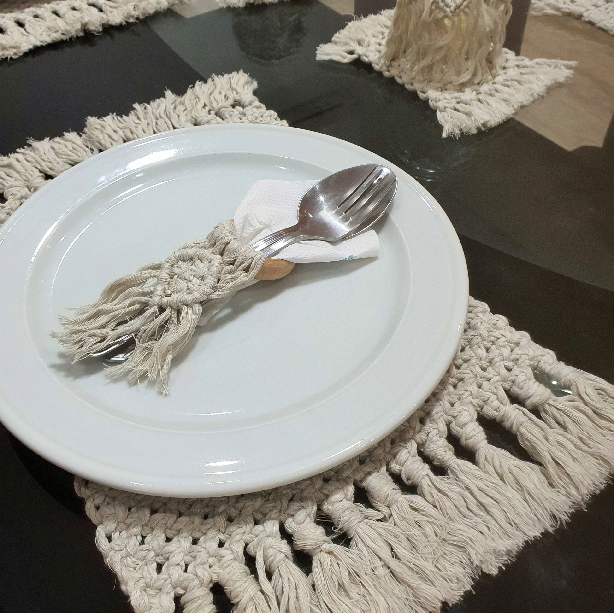 Sous-plat macramé élégant avec porte-serviette pour table chic