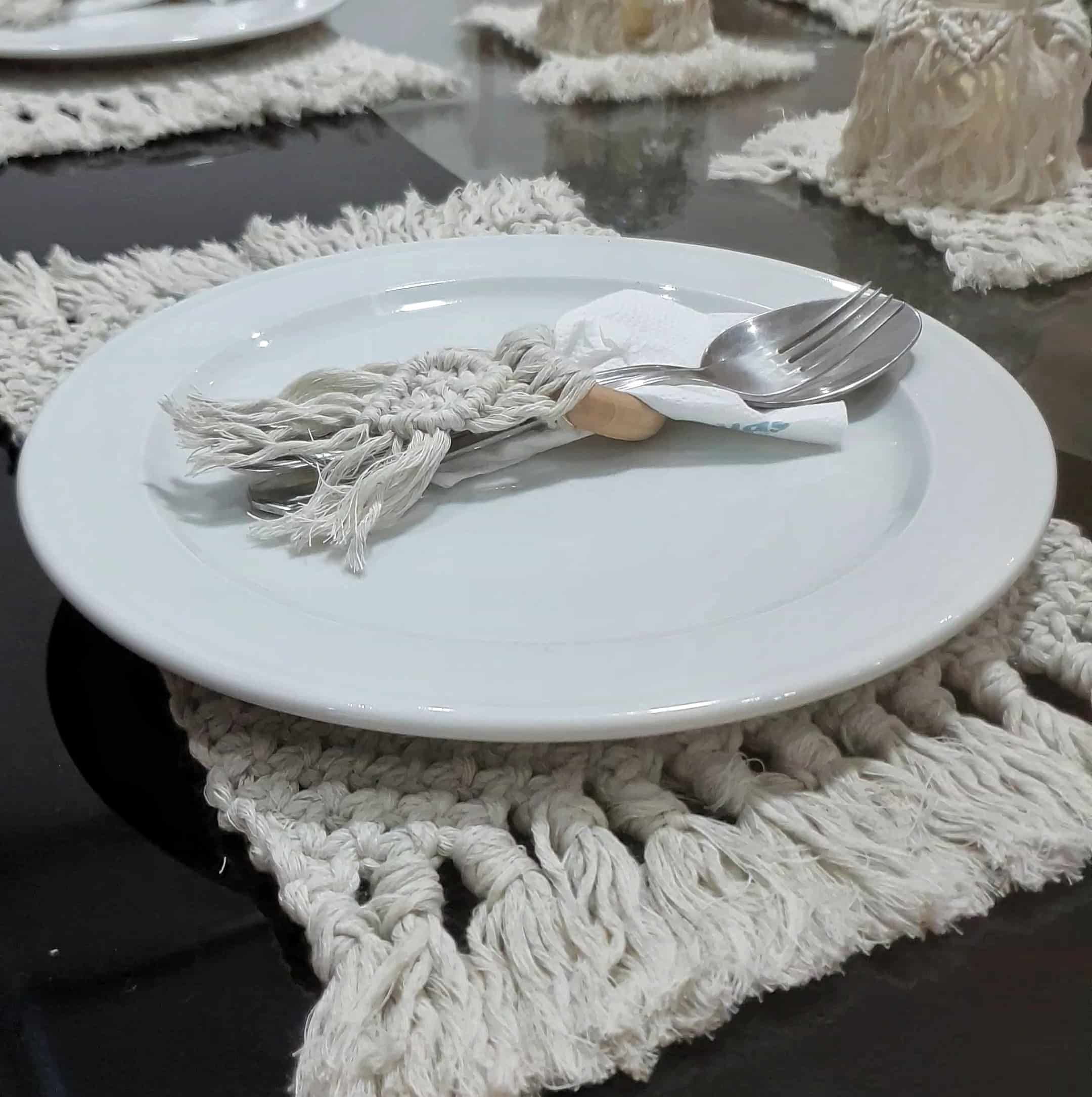 Sous-plat macramé élégant avec porte-serviette pour table chic