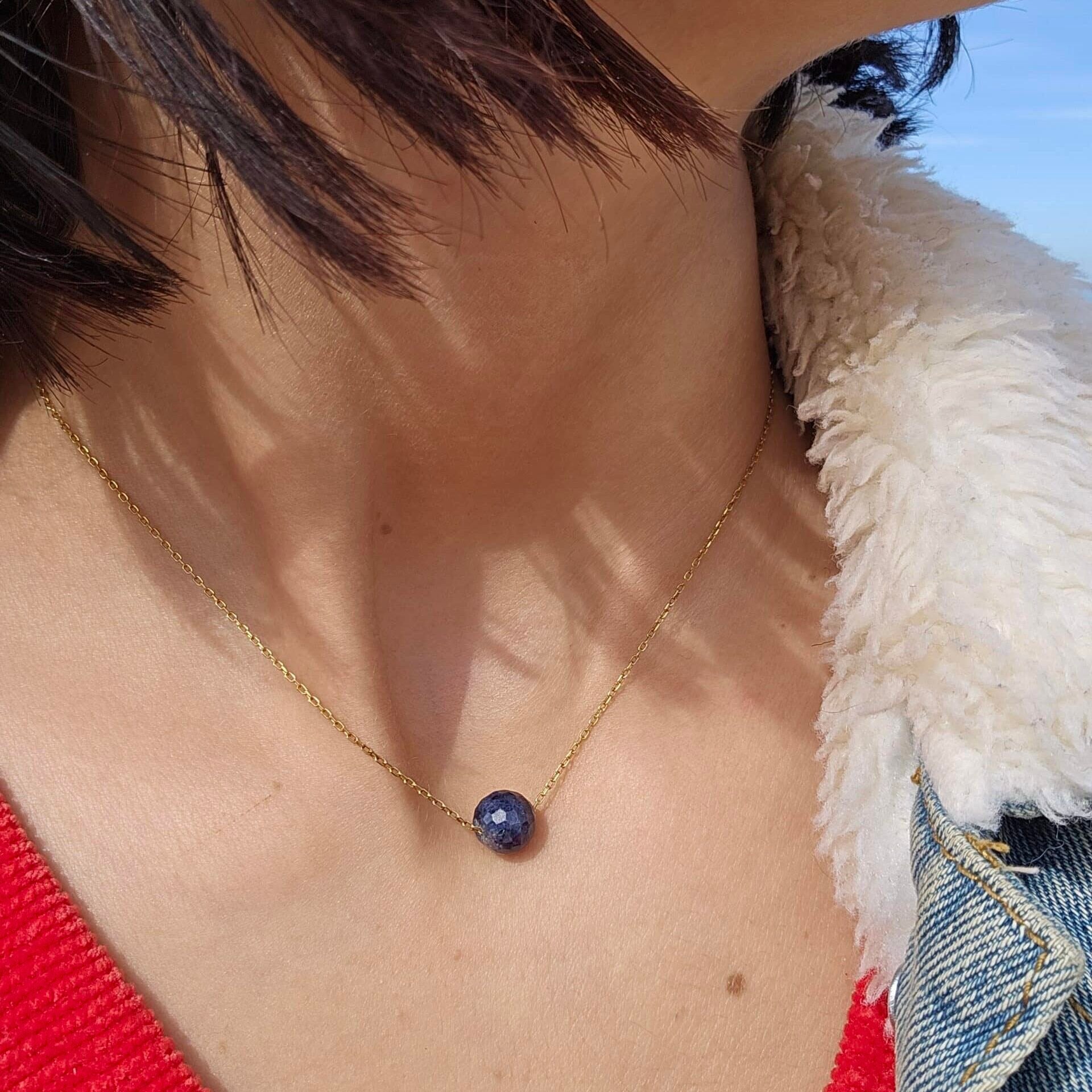 Collier en argent 925 plaqué en or 18 k avec une Saphir pure au milieu (45 cm)