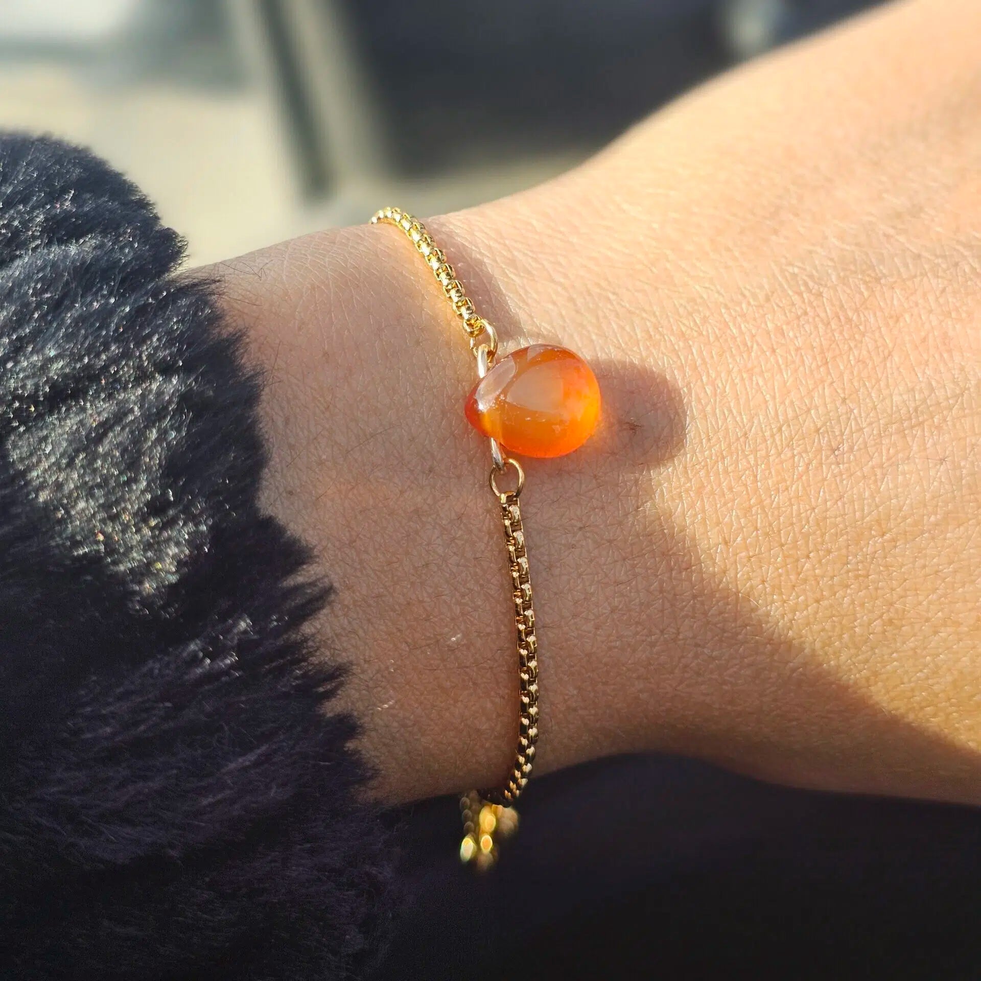 Bracelet en acier inoxydable ajustable avec une cornaline au centre