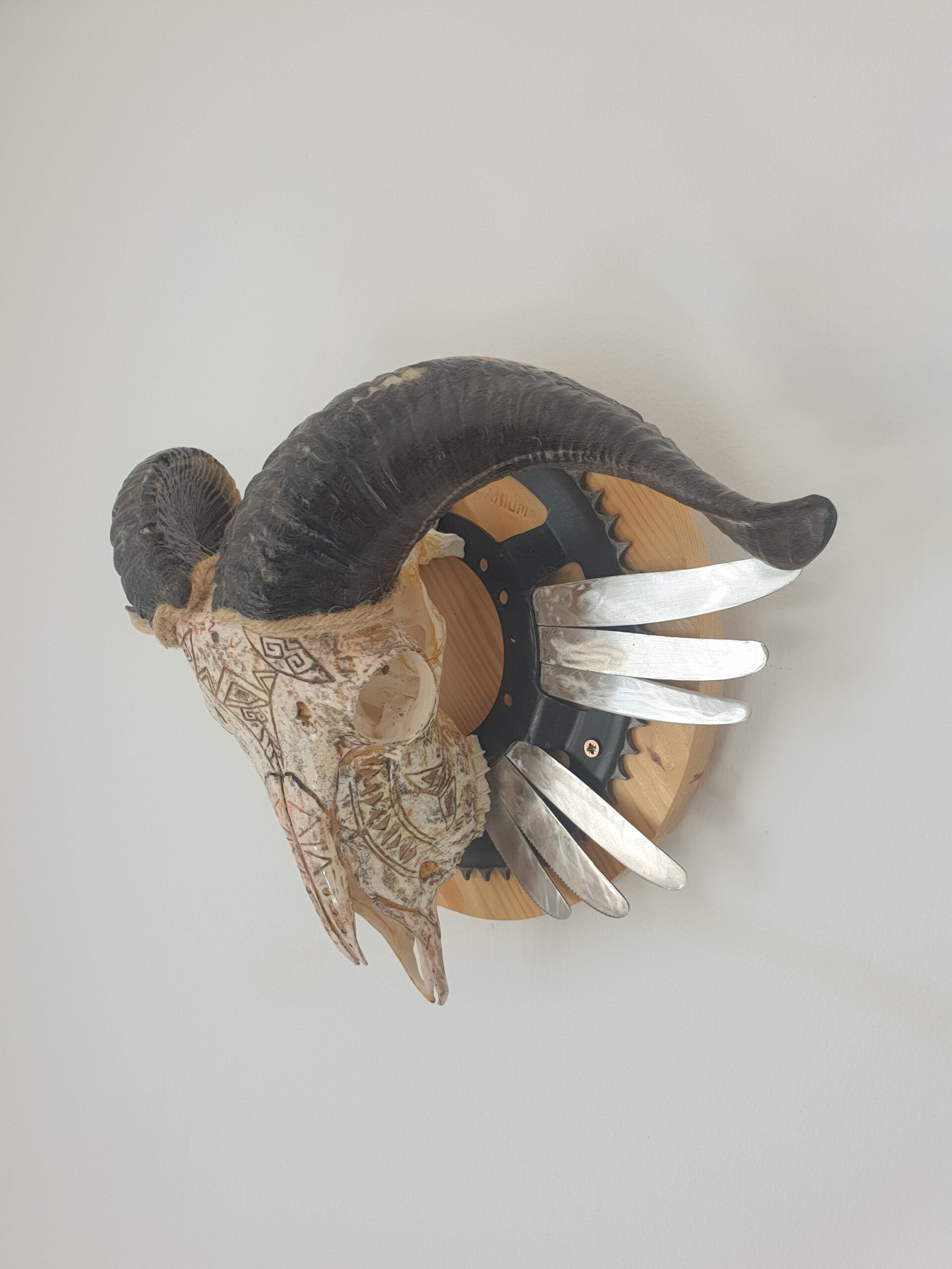 Crâne de bélier déco cornes bois et métal steampunk