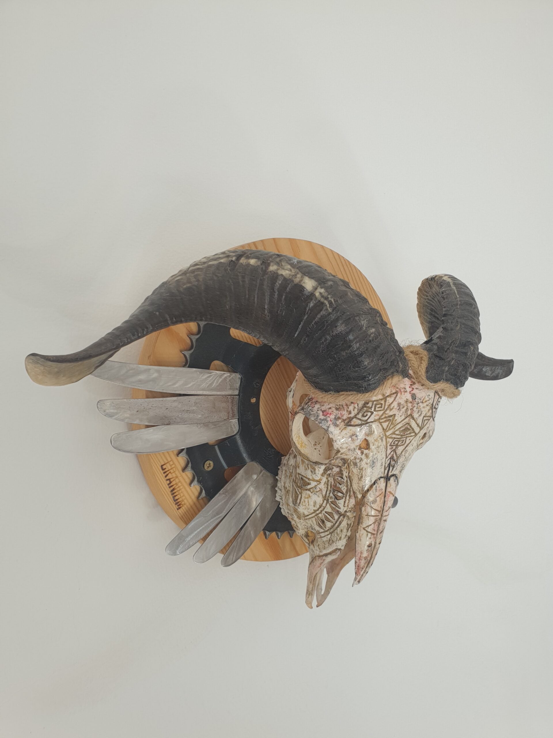 Crâne de bélier déco cornes bois et métal steampunk