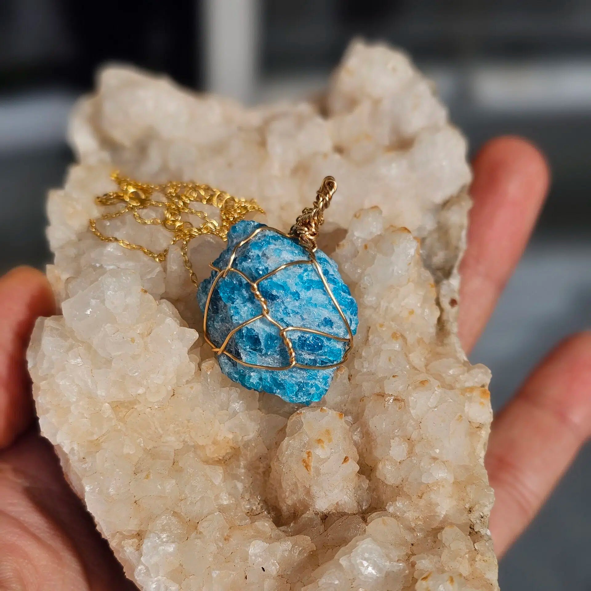 Collier Apatite bleue brute plaqué or 18K – Fait main