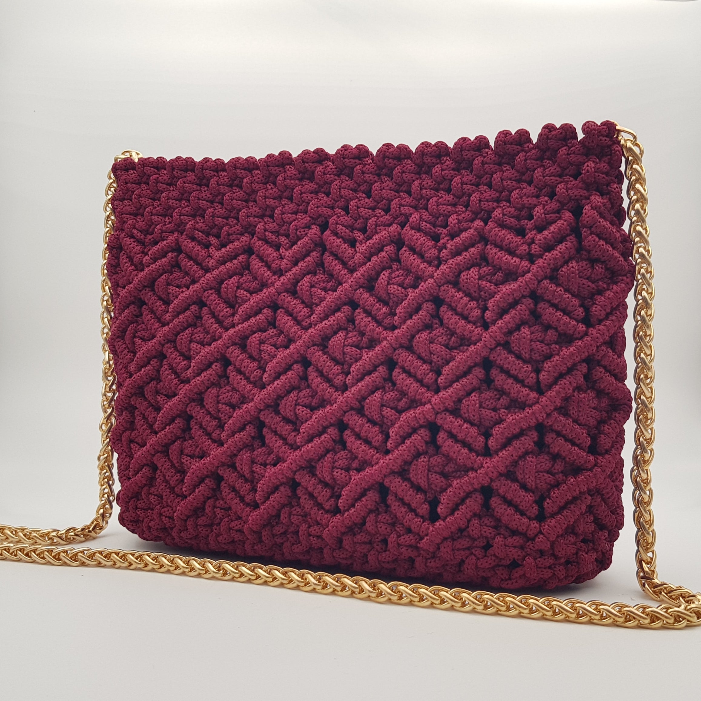 Sac losange en macramé bordeaux avec chaîne dorée amovible