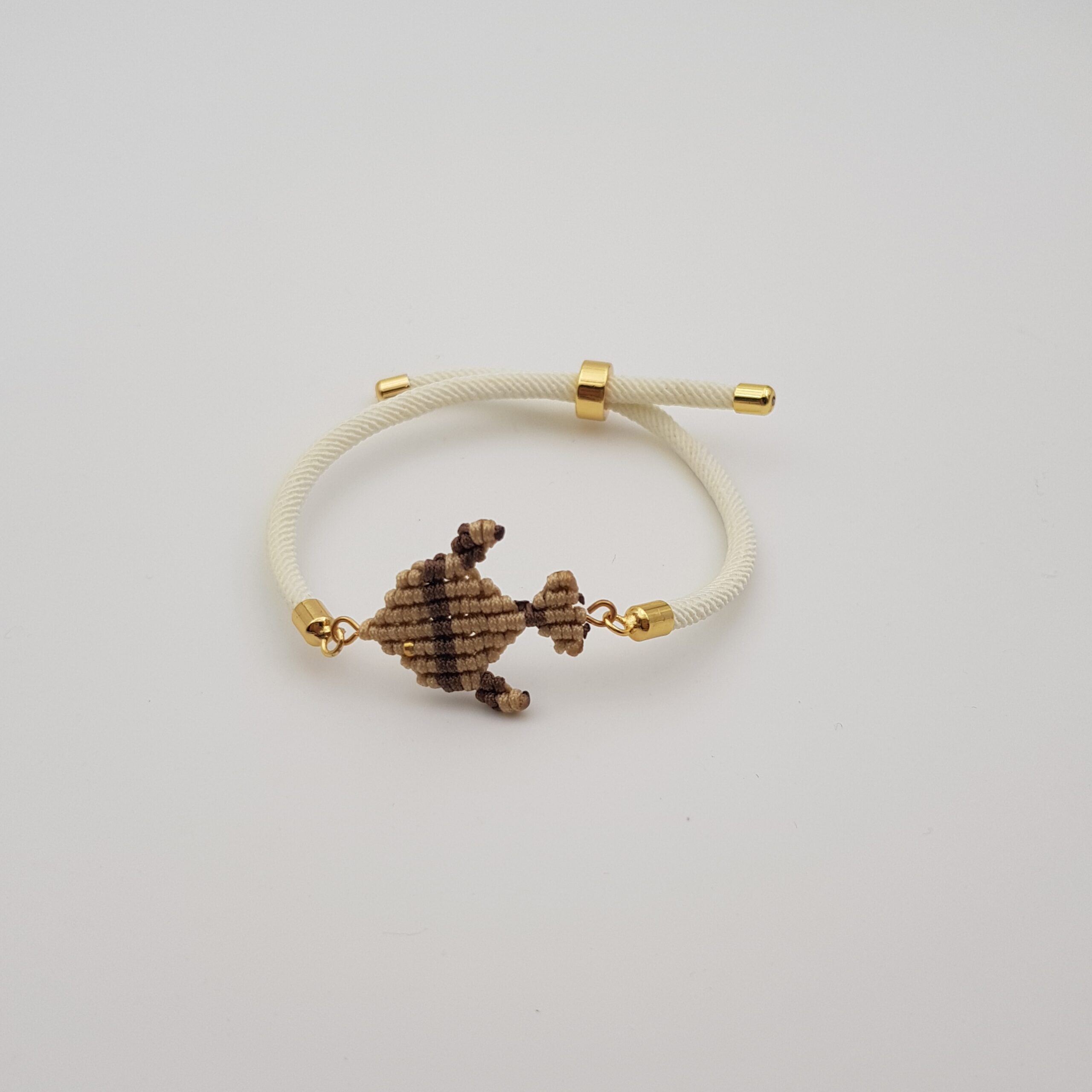 Bracelet micro macramé poisson fait main ajustable écru beige