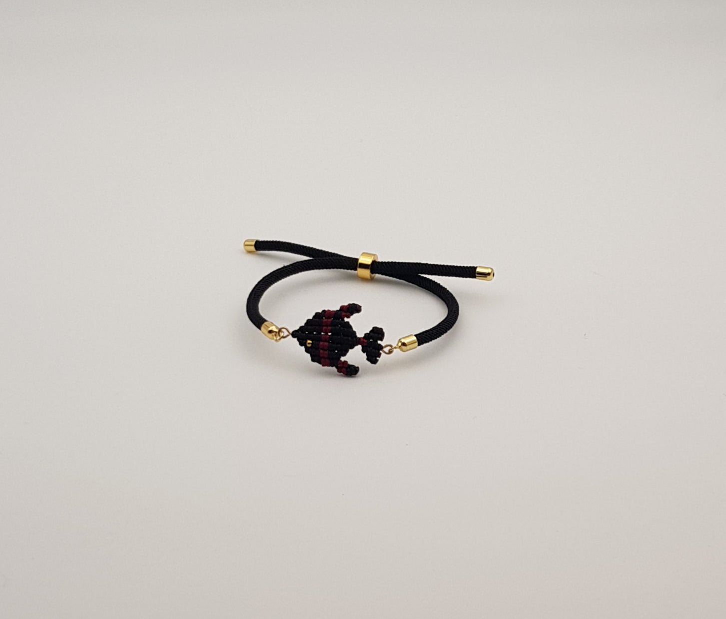 Bracelet micromacramé poisson fait main ajustable noir bordeaux