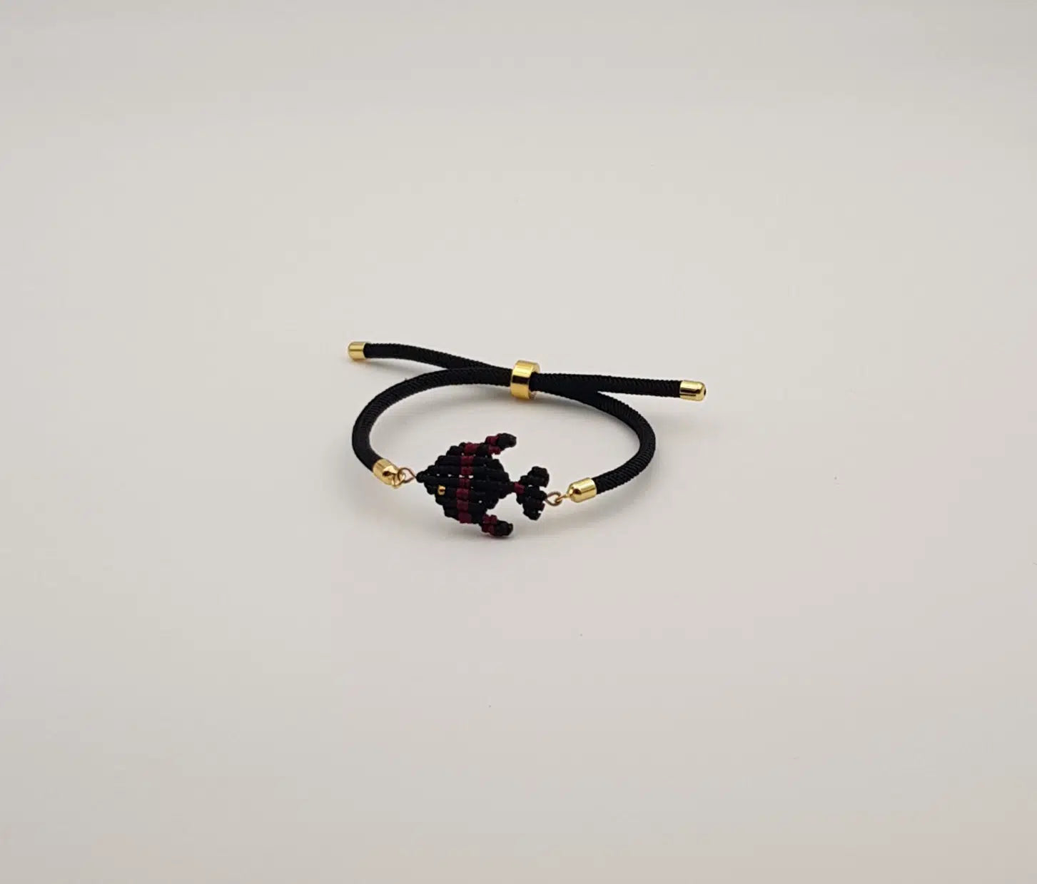 Bracelet micromacramé poisson fait main ajustable noir bordeaux