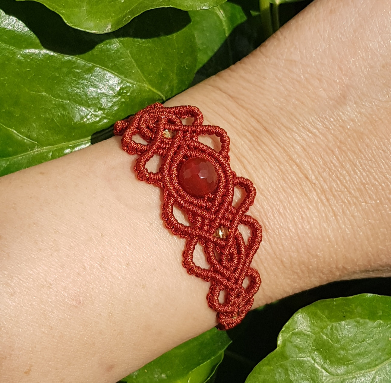 Bracelet micro macramé motif arabesque brique