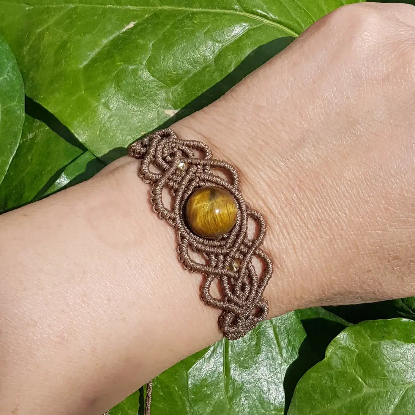 Bracelet micromacramé fait main avec œil de tigre motif arabesque