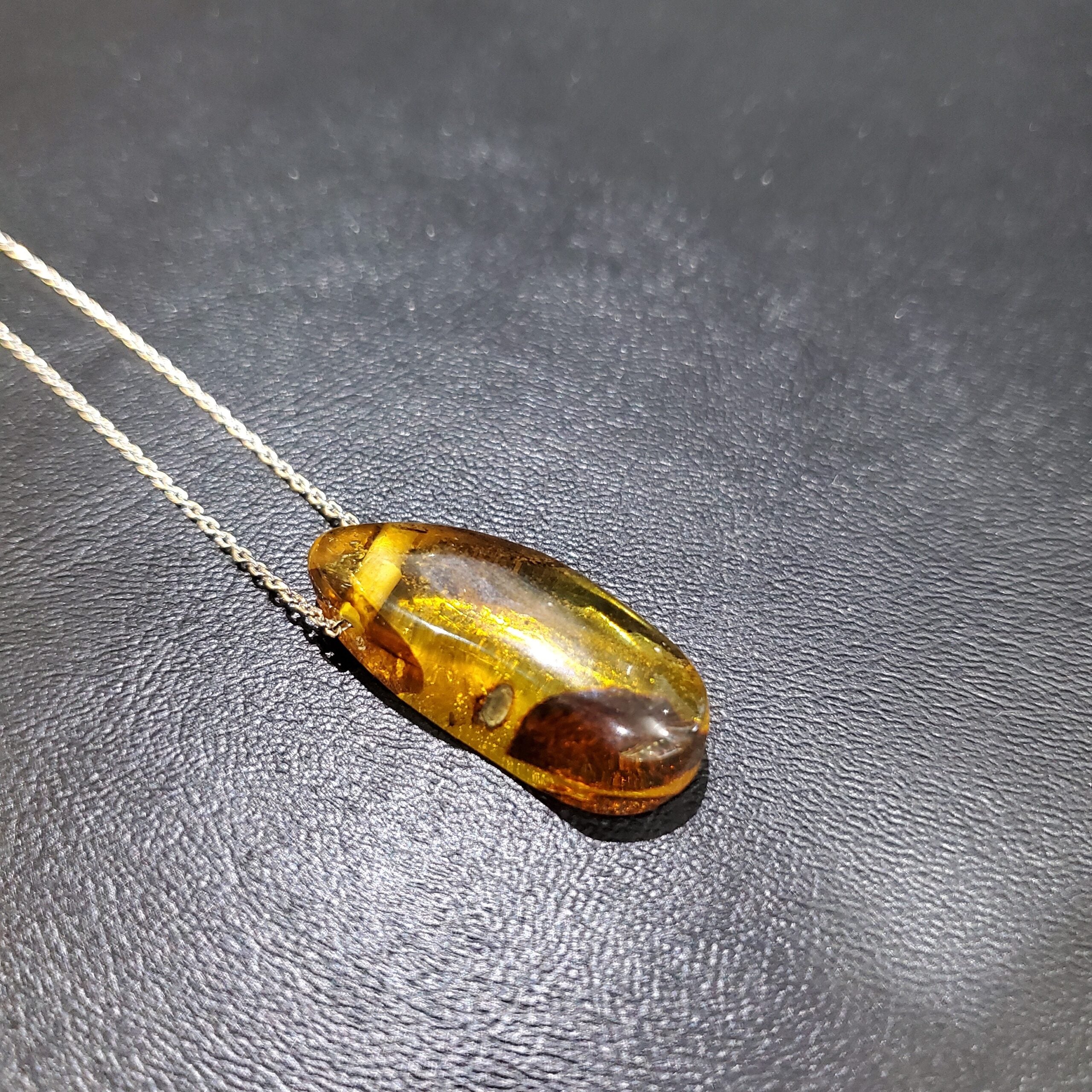 Collier Ambre véritable avec inclusions d'insectes forme de larme