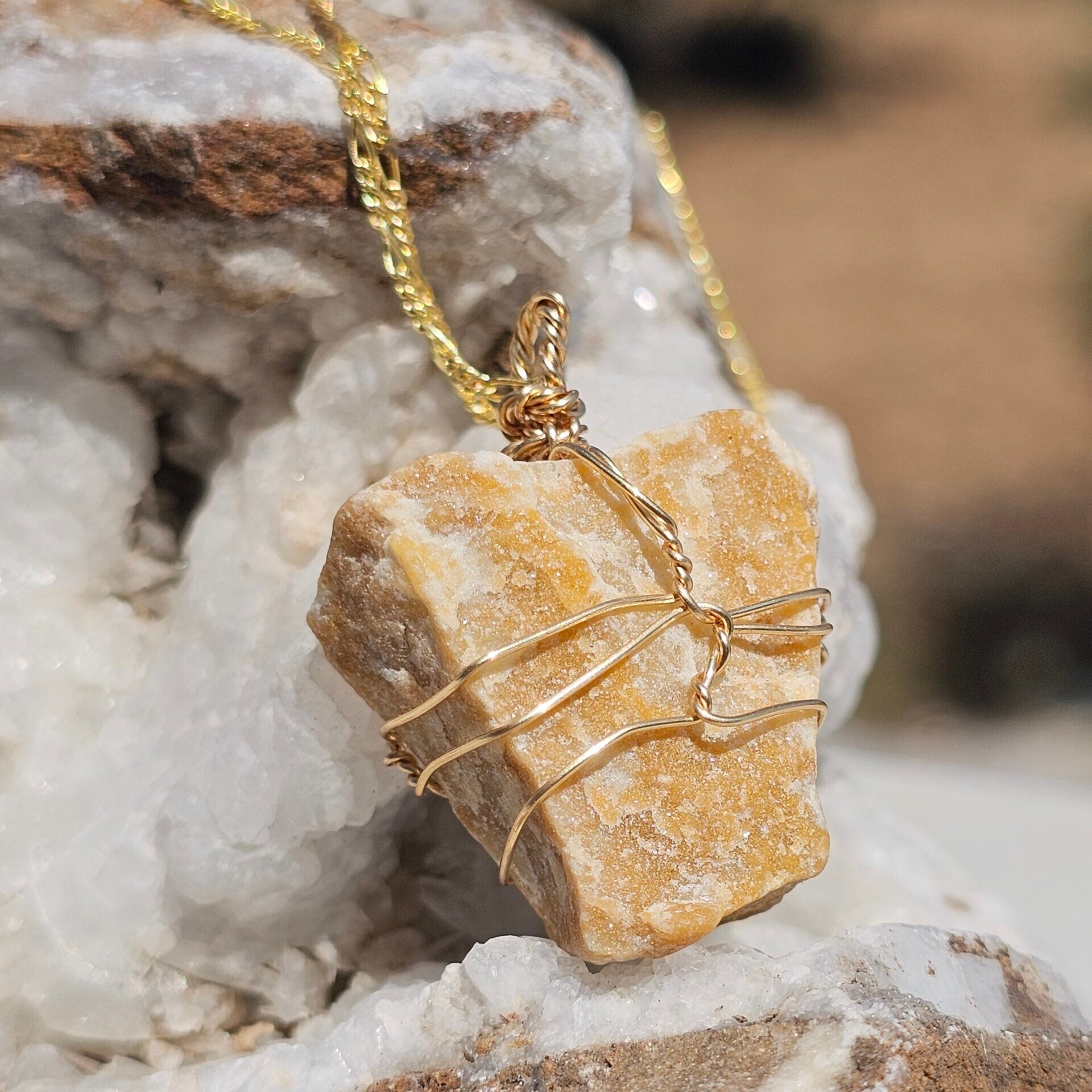 Collier Élégant Plaqué Or 18k avec Pendentif Jade Jaune Brut