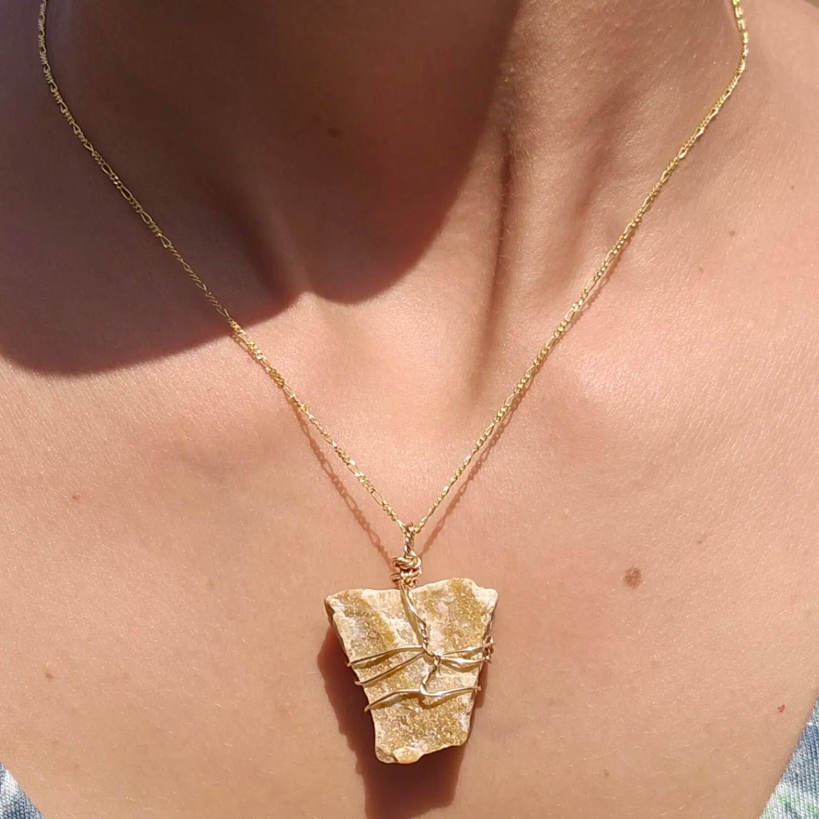 Collier Élégant Plaqué Or 18k avec Pendentif Jade Jaune Brut