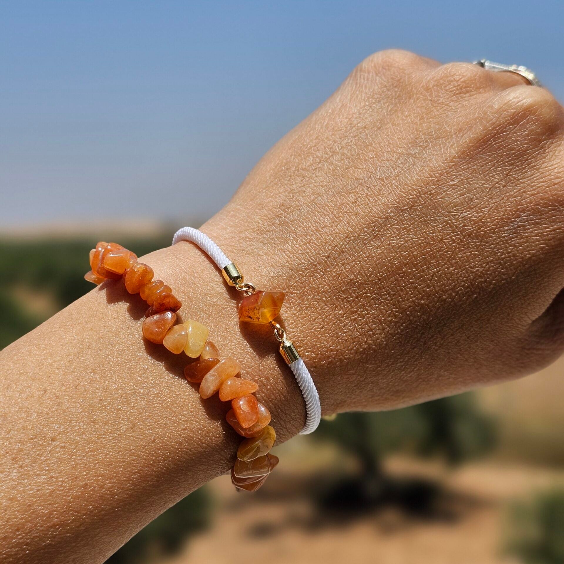 Un lot de deux bracelets en Cornaline