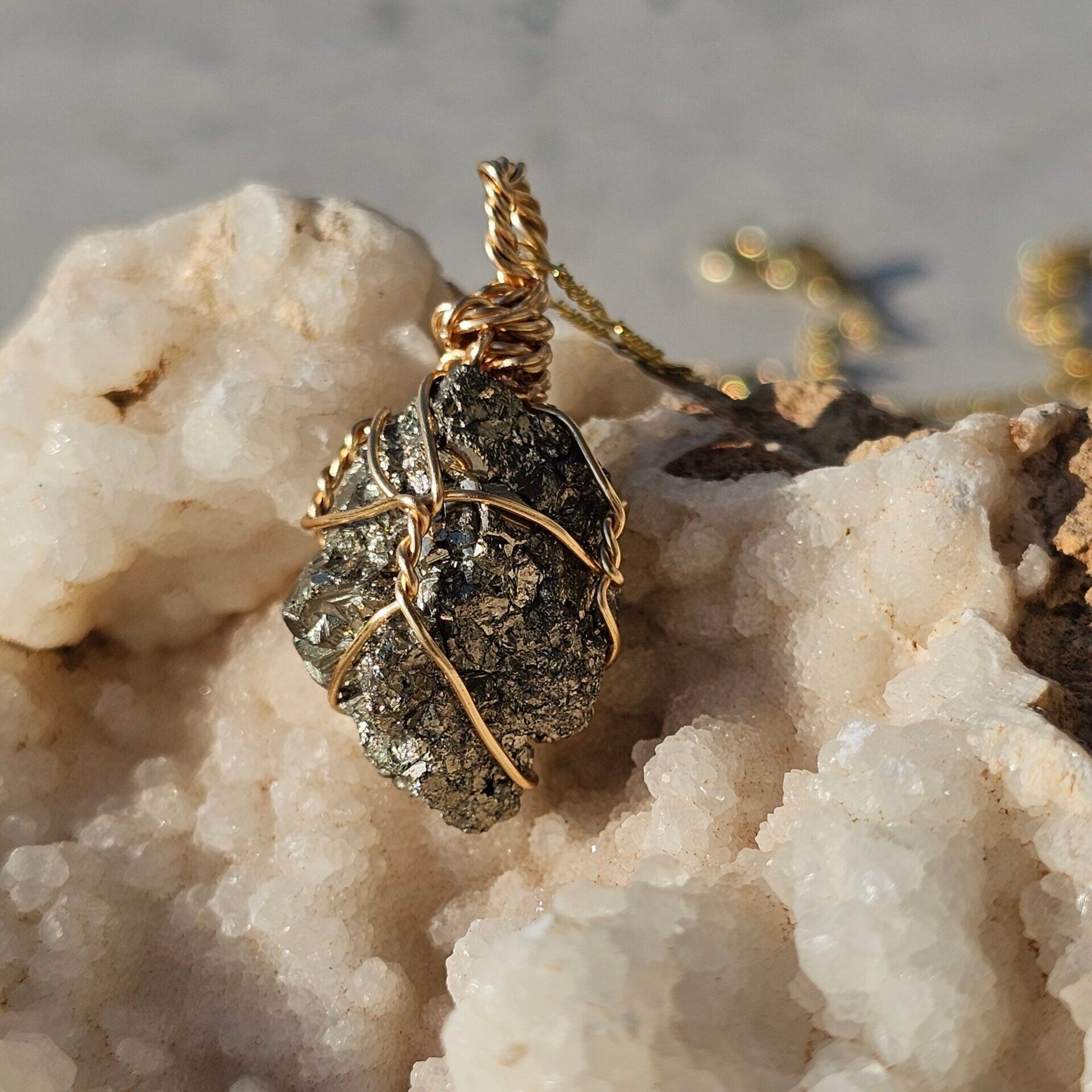 Collier en argent 925 plaqué en or 18 K avec pendentif de Pyrite brute (50 cm)