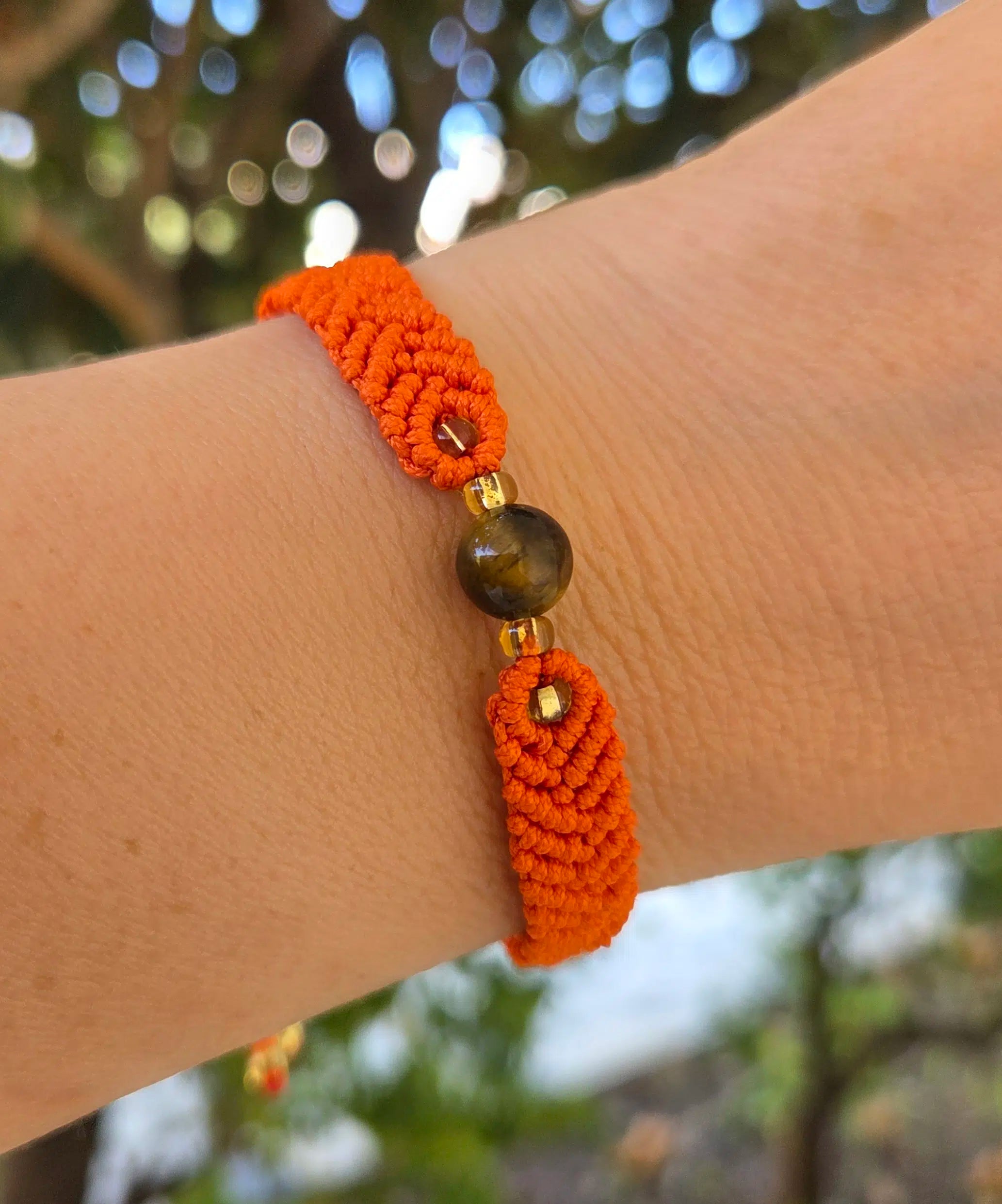 Bracelet micromacramé fait main avec pierre gemme oeil de tigre
