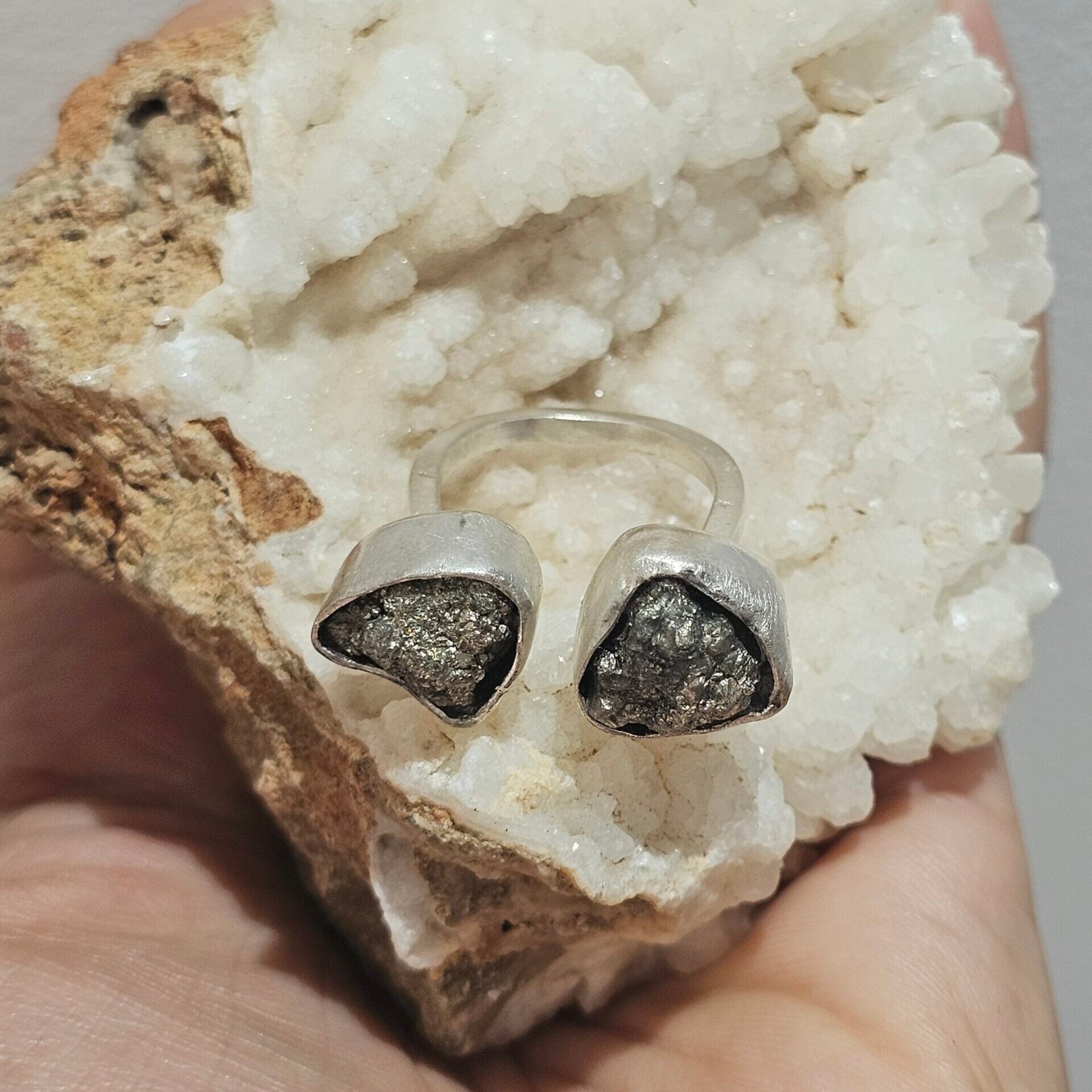 Bague en argent massif avec deux pyrites brutes (ajustable)