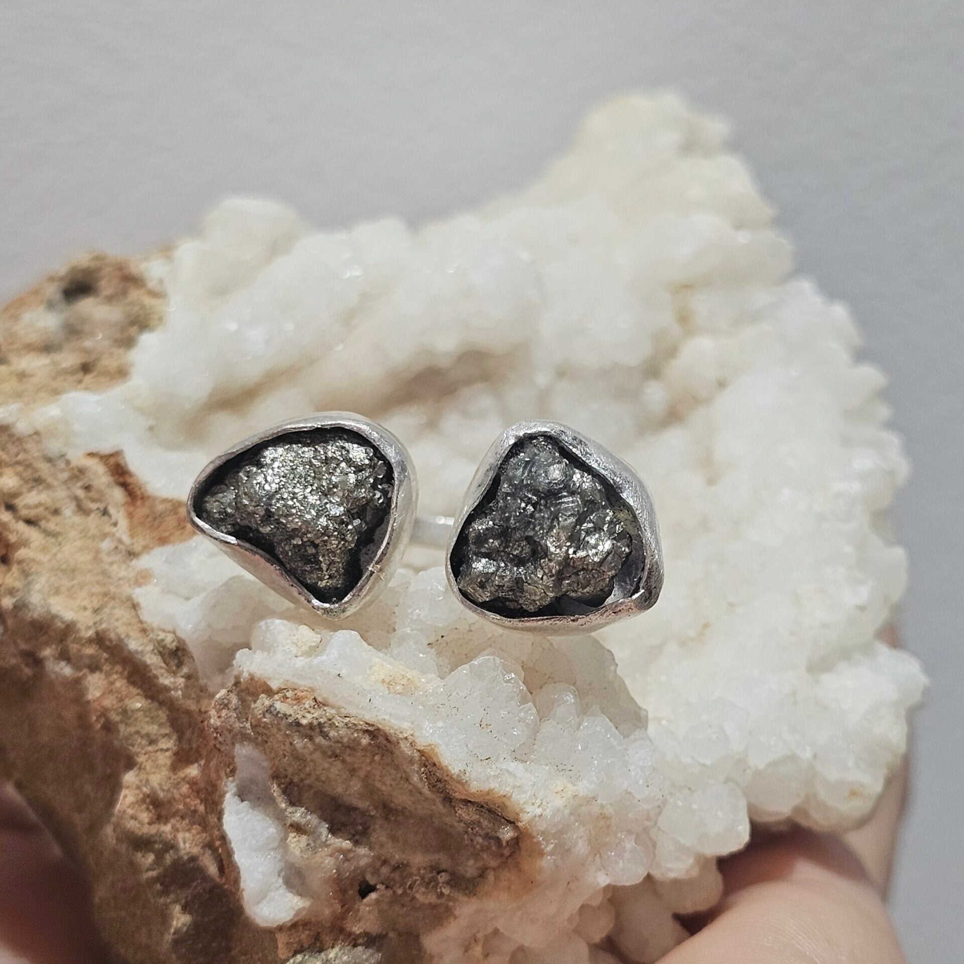Bague en argent massif avec deux pyrites brutes (ajustable)
