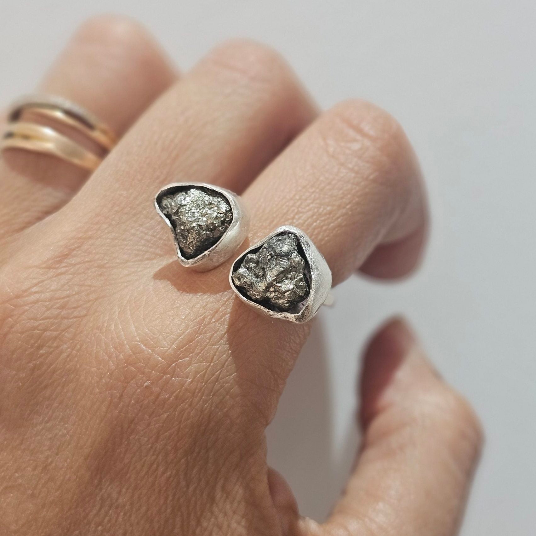 Bague en argent massif avec deux pyrites brutes (ajustable)