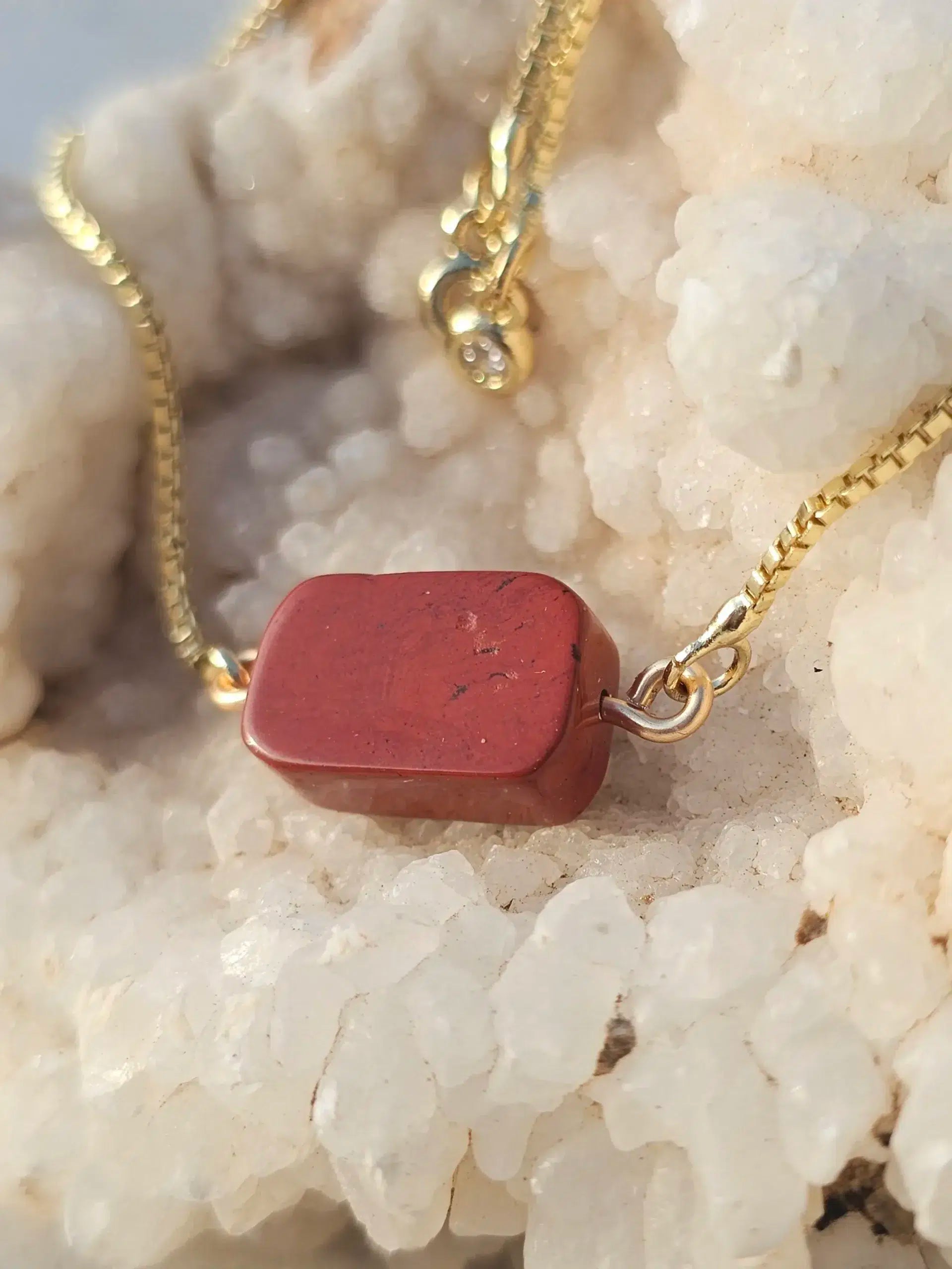 Bracelet Ajustable en Jaspe Rouge et Acier - Charme Élégant