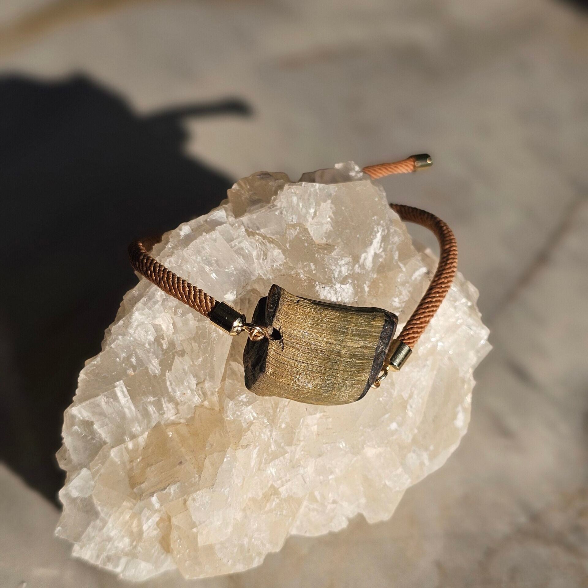 Bracelet Cordon Marron Œil de Tigre Brut - Élégance Authentique et Protection