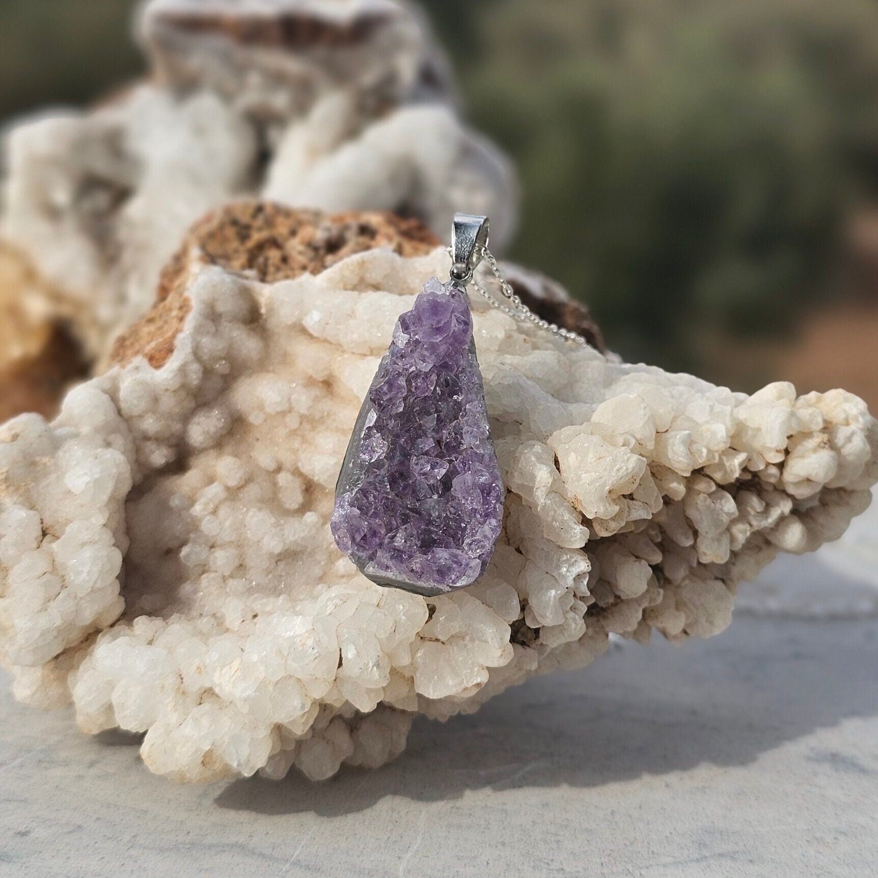 Collier en Argent 925 et Améthyste Brute - Élégance Artisanale et Énergie Apaisante