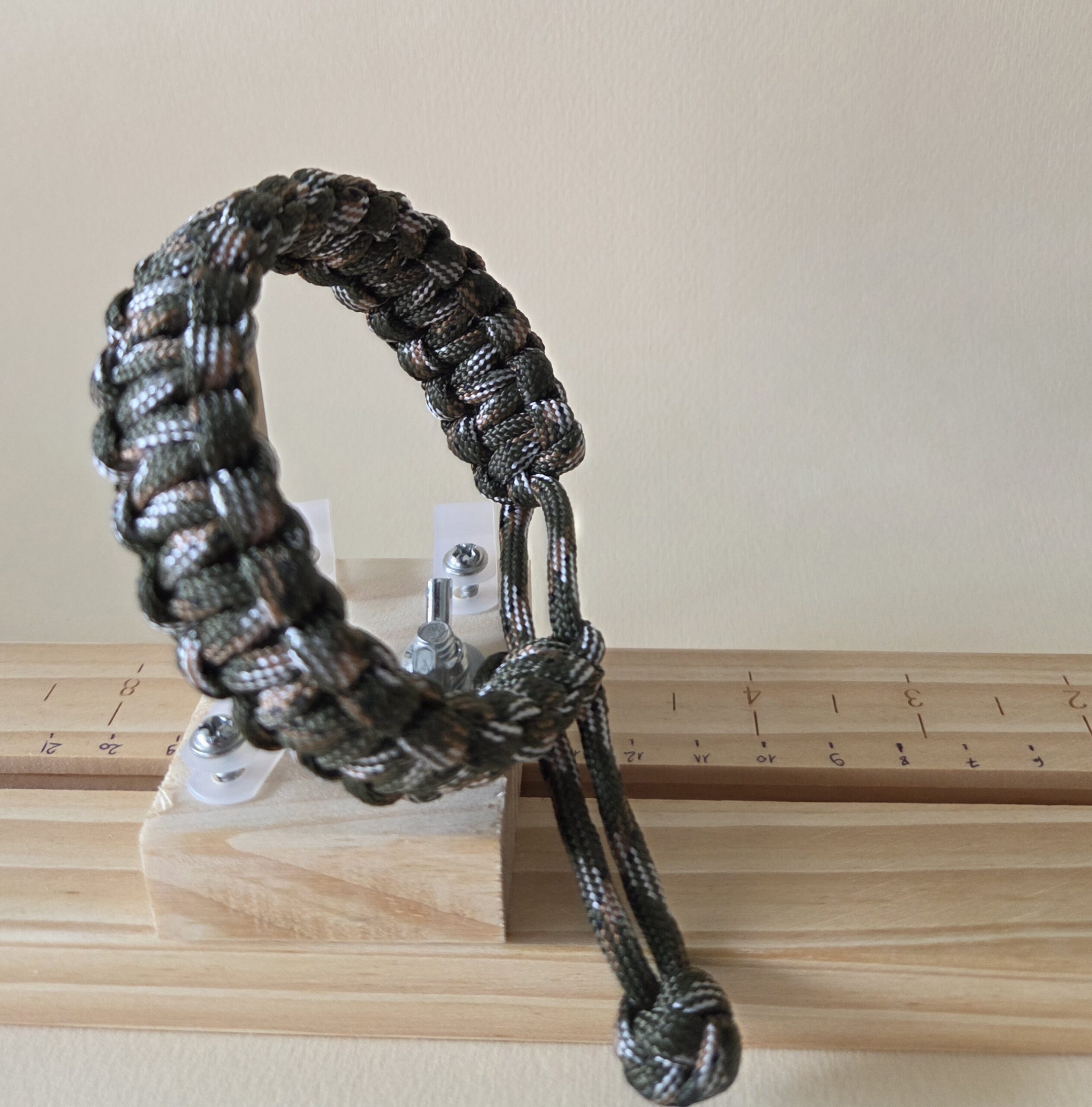 Bracelet paracorde robuste pour aventuriers