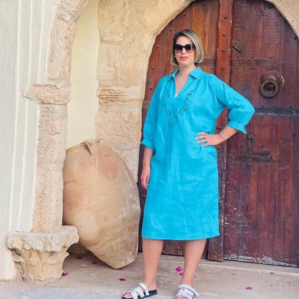 Blouza djerbienne en lin bleu turquoise brodée à la main