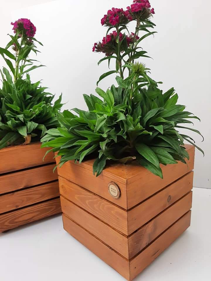 Pot de plante en bois carré simple
