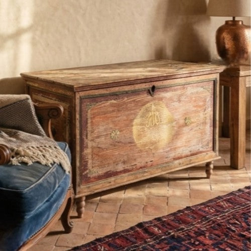 Coffre ancien rénové en bois naturel pour un intérieur unique